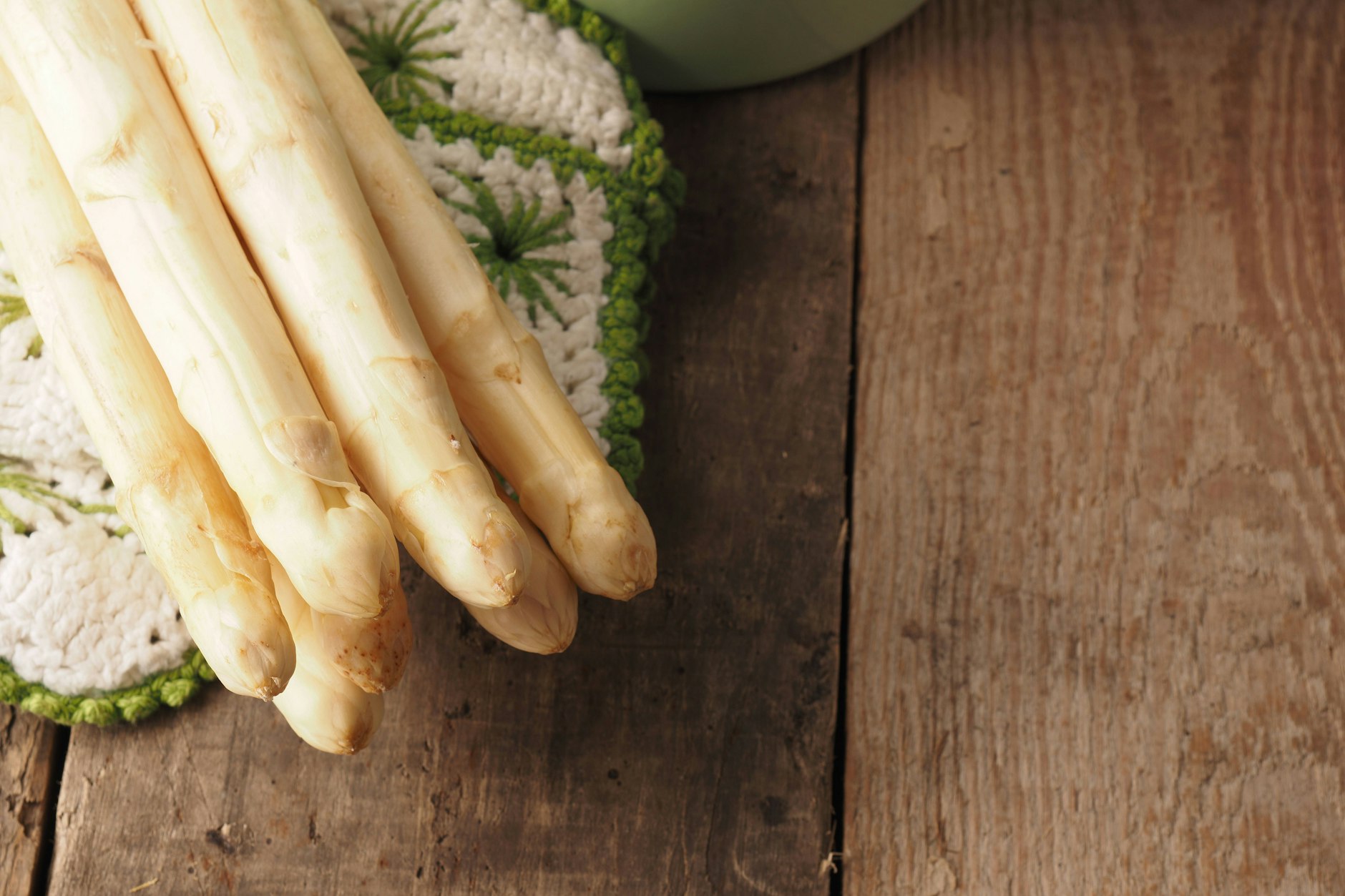 Weißer Spargel schmeckt köstlich – doch nun warnen Experten vor Schadstoffen.