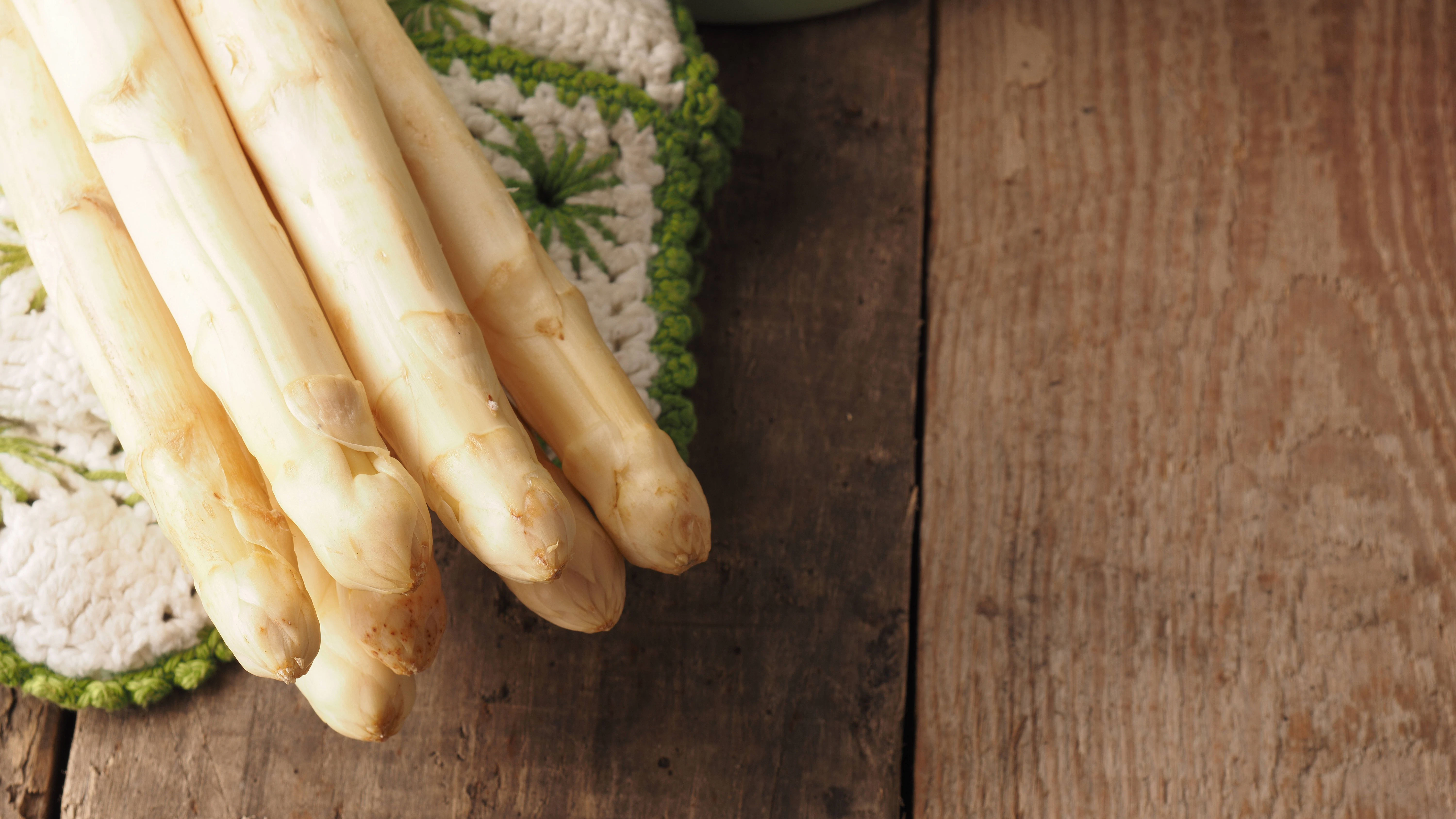 Weißer Spargel schmeckt auch köstlich aus dem Ofen.
