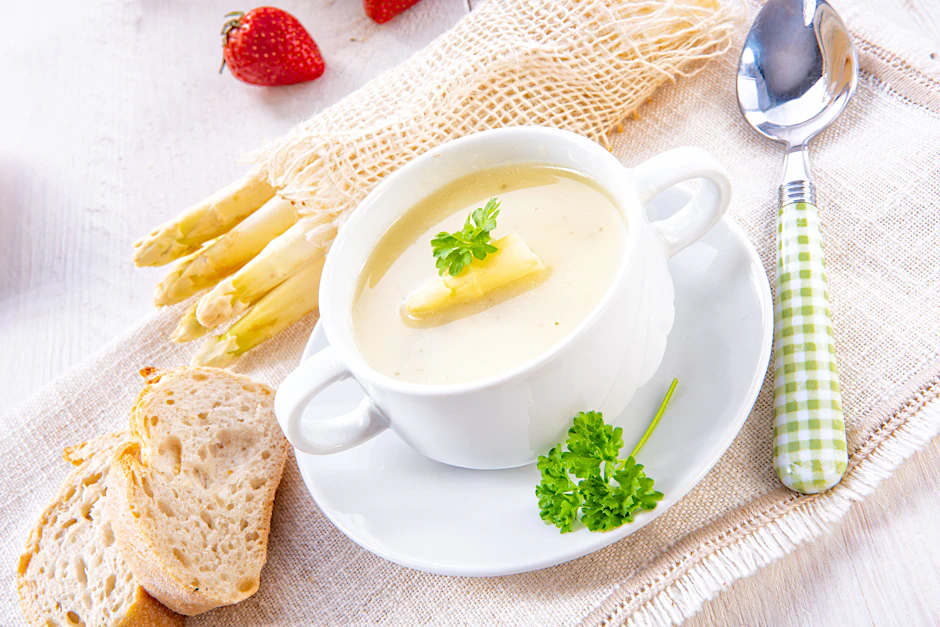 Mit Sahne und vollem Spargel-Aroma ist diese Spargelcremesuppe ein echtes Highlight auf jedem Tisch.