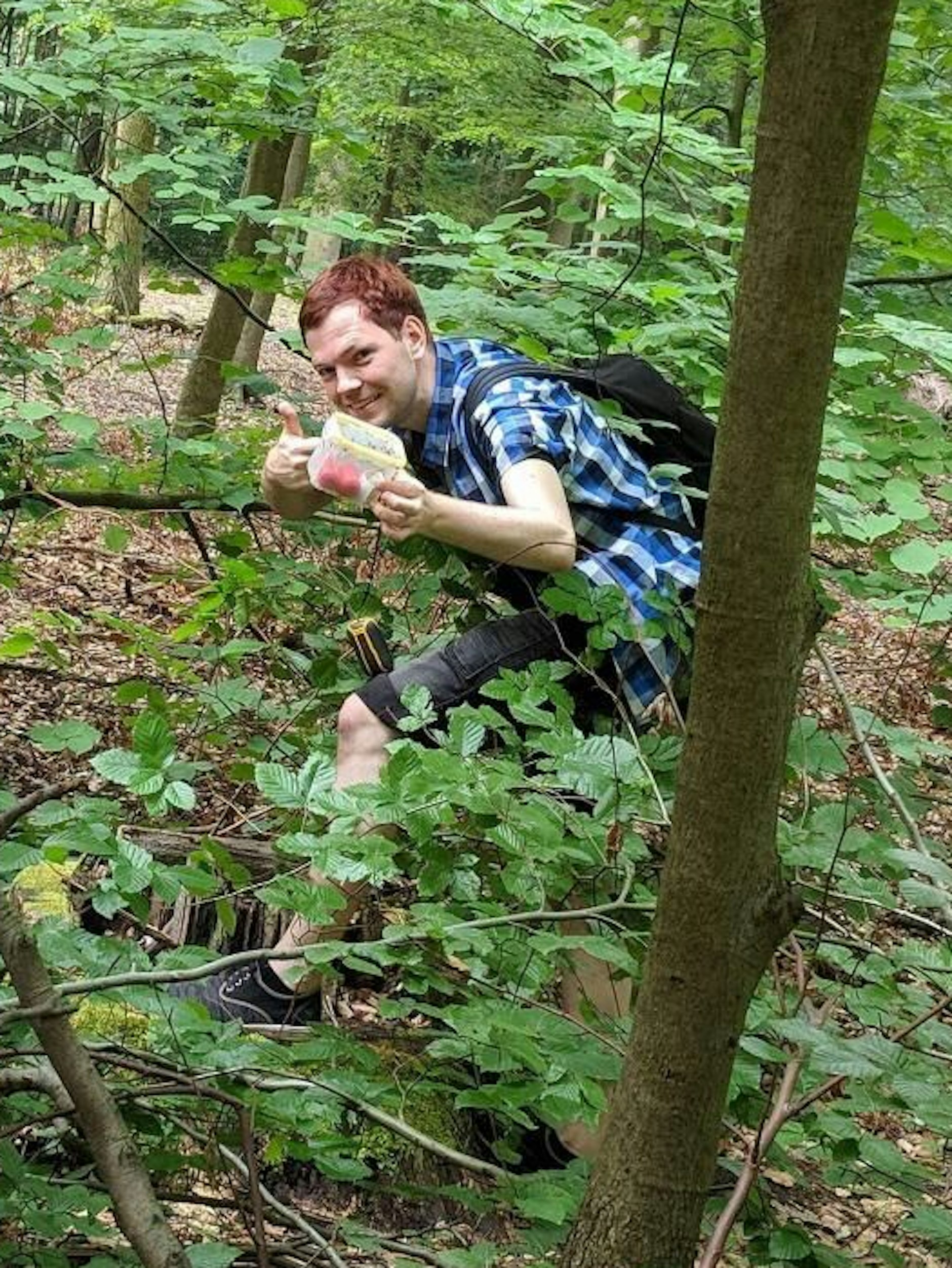 Gefunden! KURIER-Reporter Florian Thalmann auf der Jagd nach einem Geocache im Unterholz. 