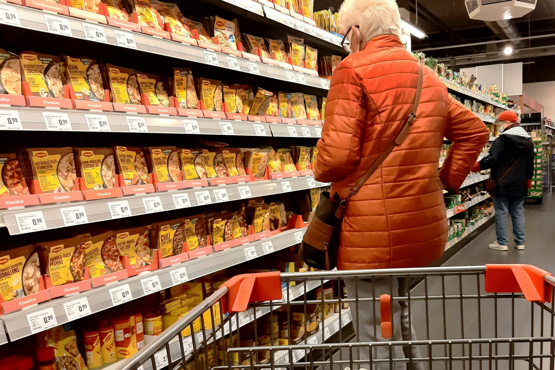 Einkauf in einem Supermarkt oder Discounter zu Zeiten von Corona und Krieg in der Ukraine: Zahlreiche Produkte werden teurer.