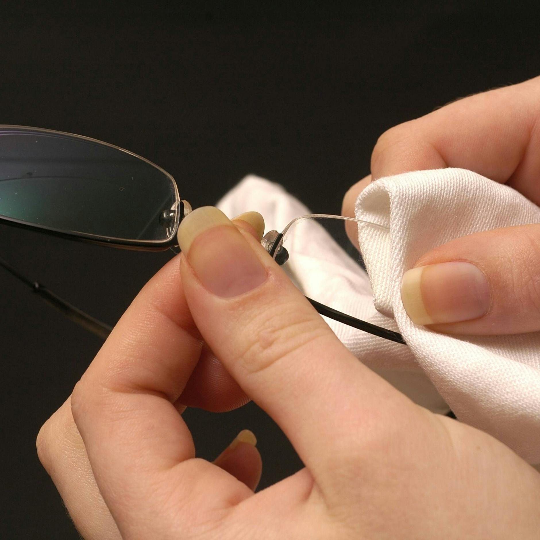 Kann ich mein Brillenputztuch eigentlich waschen? Nur per Hand? Mit der Maschine?