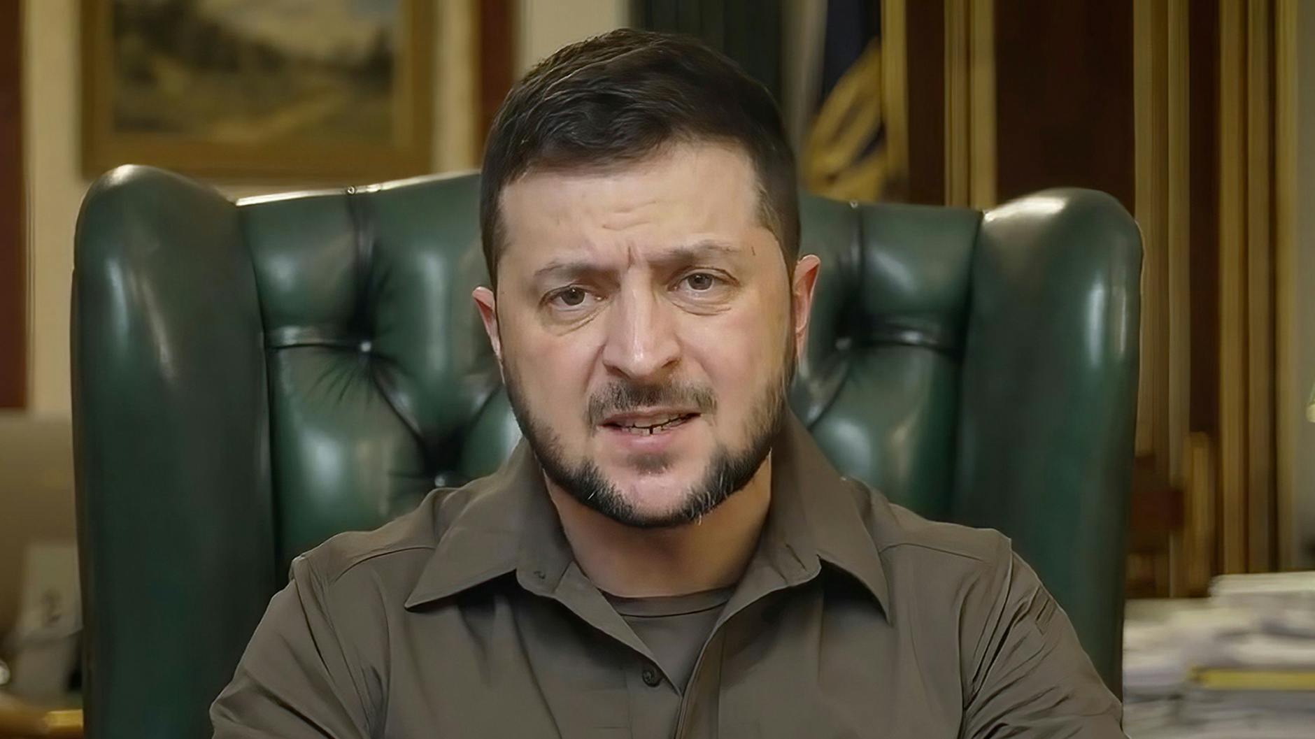 In diesem Bild aus einem vom Pressebüro des ukrainischen Präsidenten zur Verfügung gestellten Video spricht Wolodymyr Selenskyj, Präsident der Ukraine.