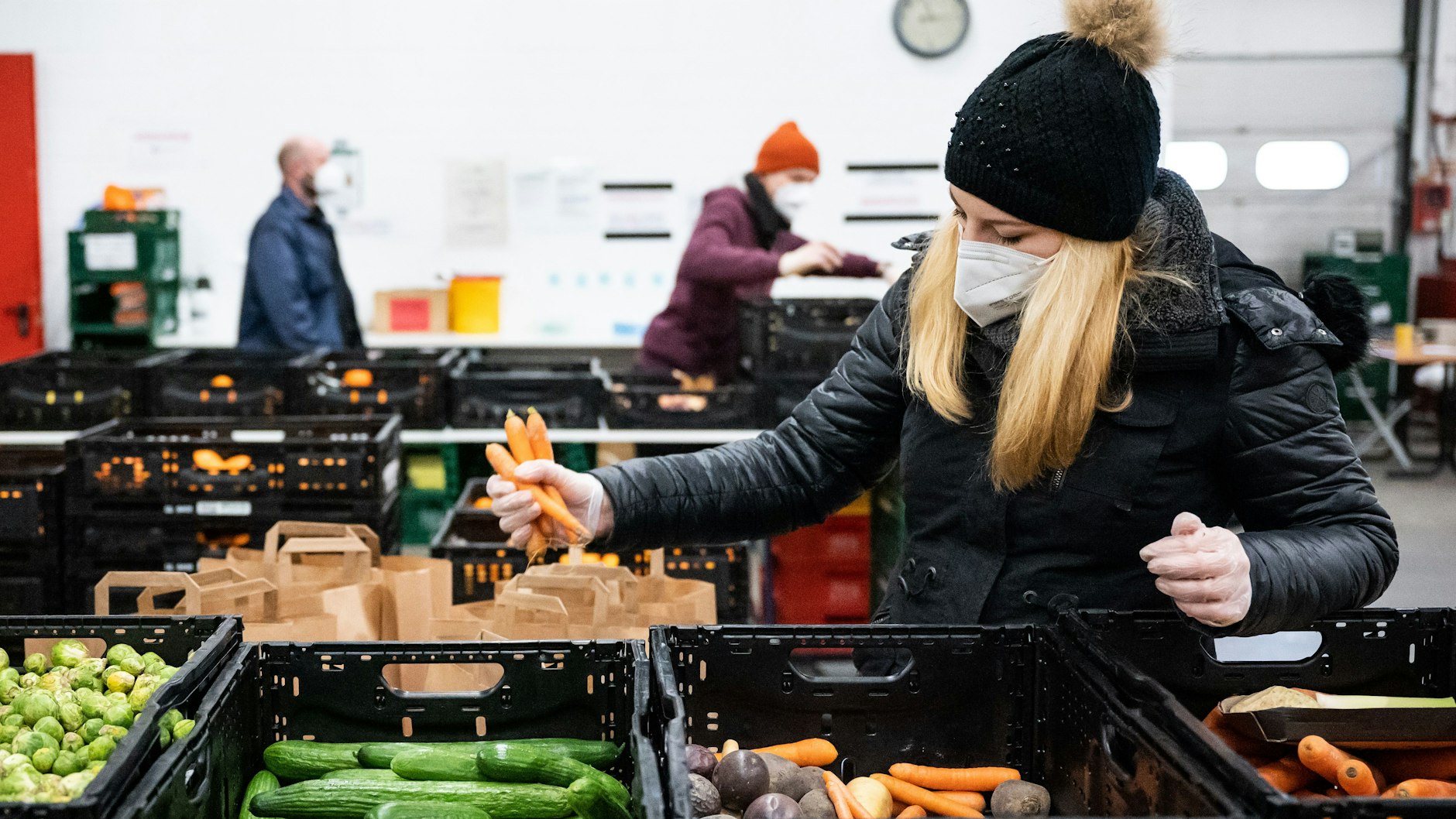 Freiwillige der Berliner Tafel: Seit Jahresbeginn sortieren sie weniger, es fehlen Spenden.