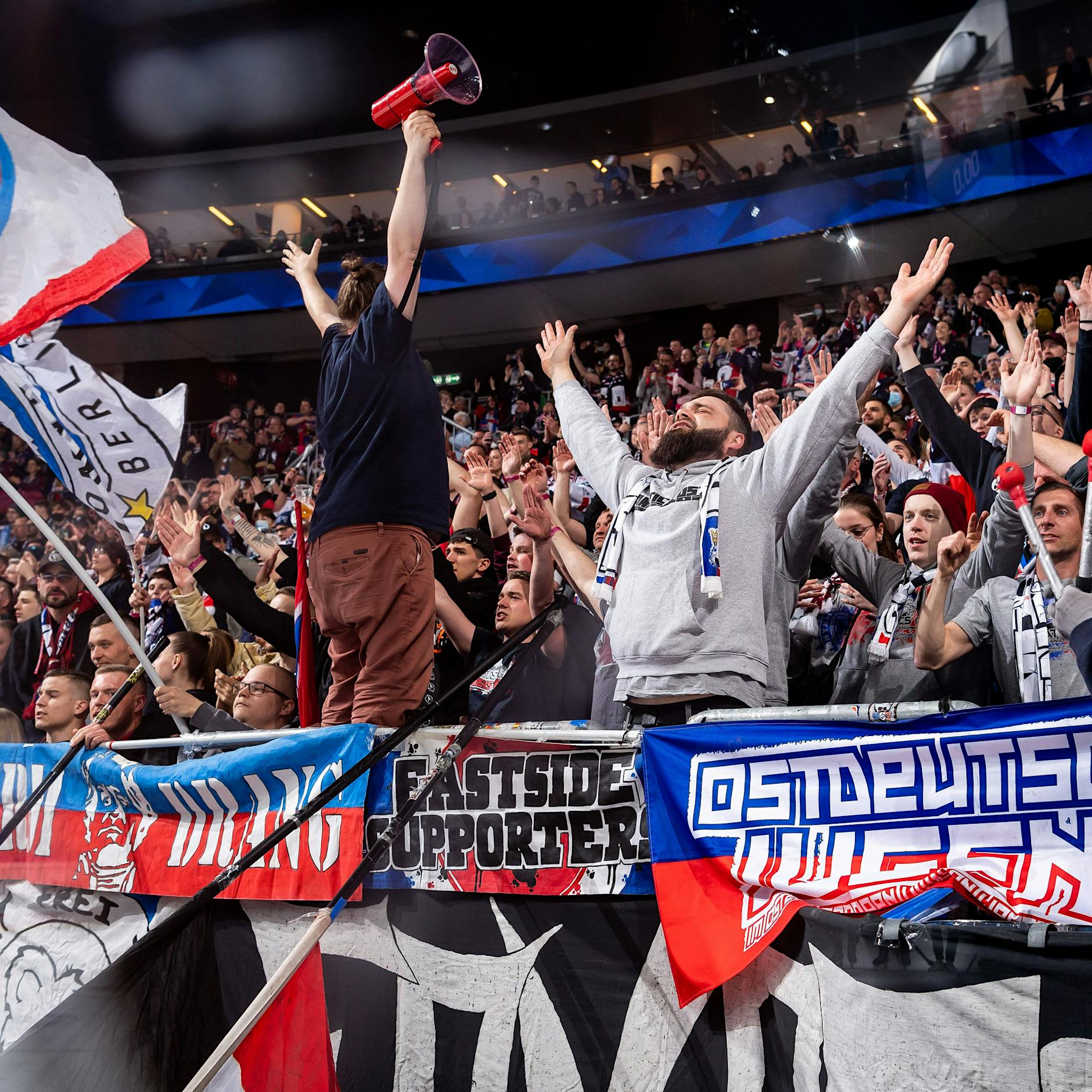 Singende Eisbären: So bedanken sich die Eishockey-Cracks bei ihren Fans