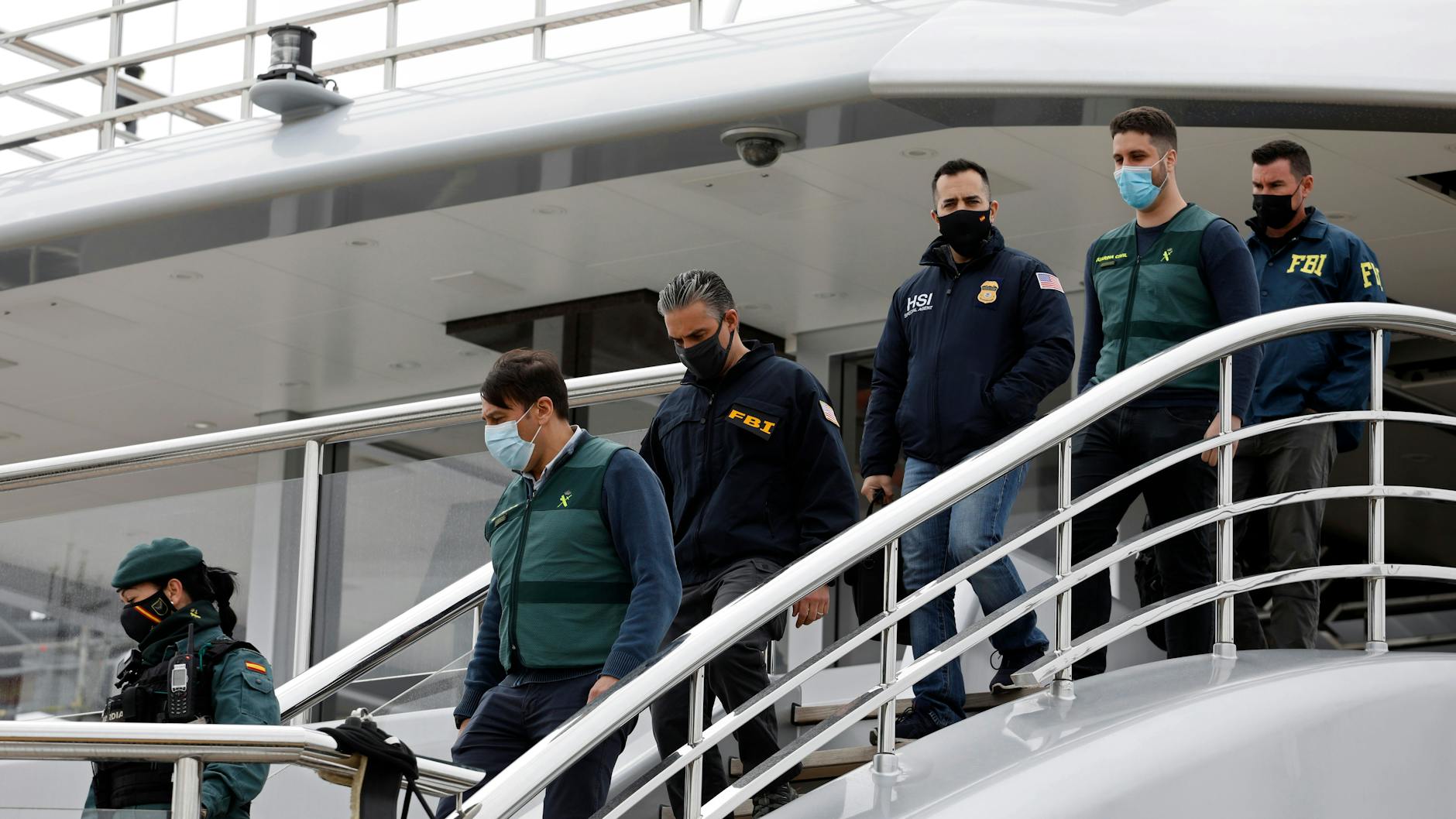 Palma de Mallorca: Die spanische Guardia Civil, amerikanische FBI-Agenten und ein Agent des US-Heimatschutzes auf der Oligarchen-Jacht „Tango“.