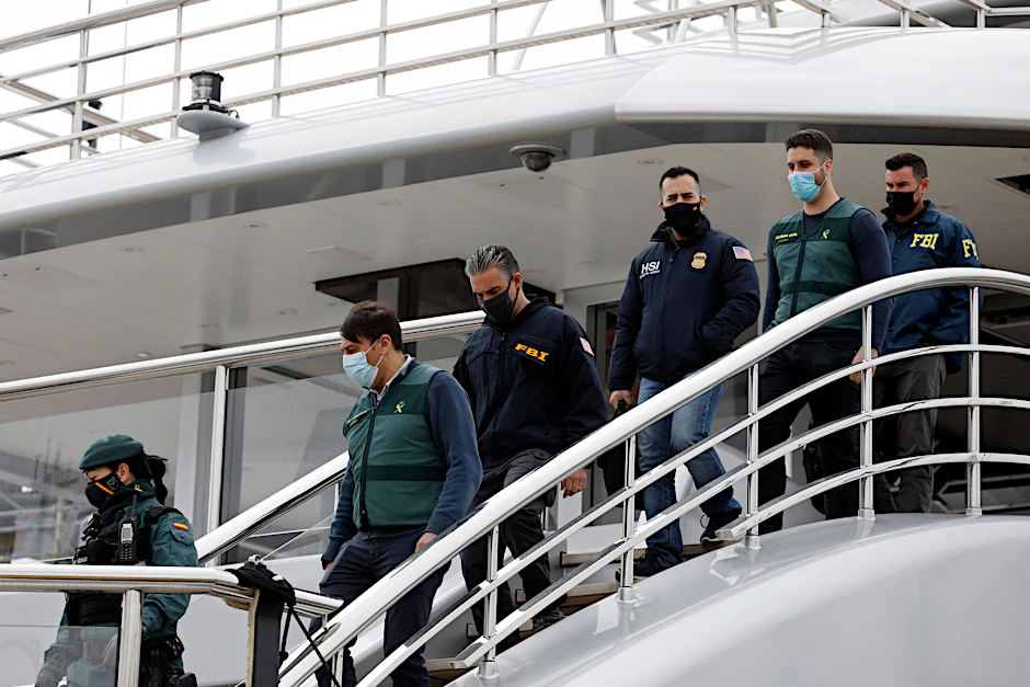 Palma de Mallorca: Die spanische Guardia Civil, amerikanische FBI-Agenten und ein Agent des US-Heimatschutzes auf der Oligarchen-Jacht „Tango“.