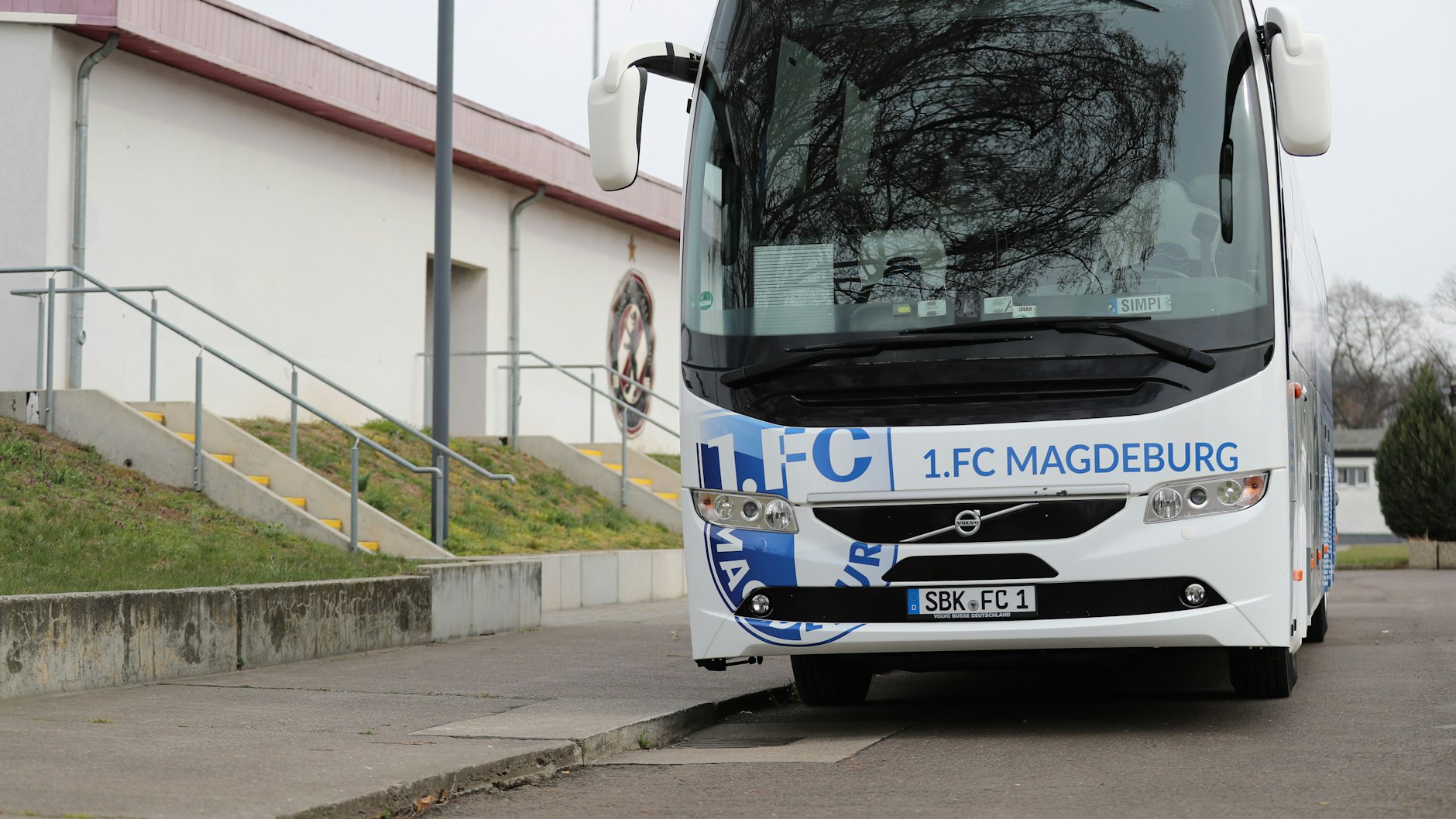 Der Bus des 1. FC Magdeburg parkt am Montag im Sportforum direkt vorm Stadion.