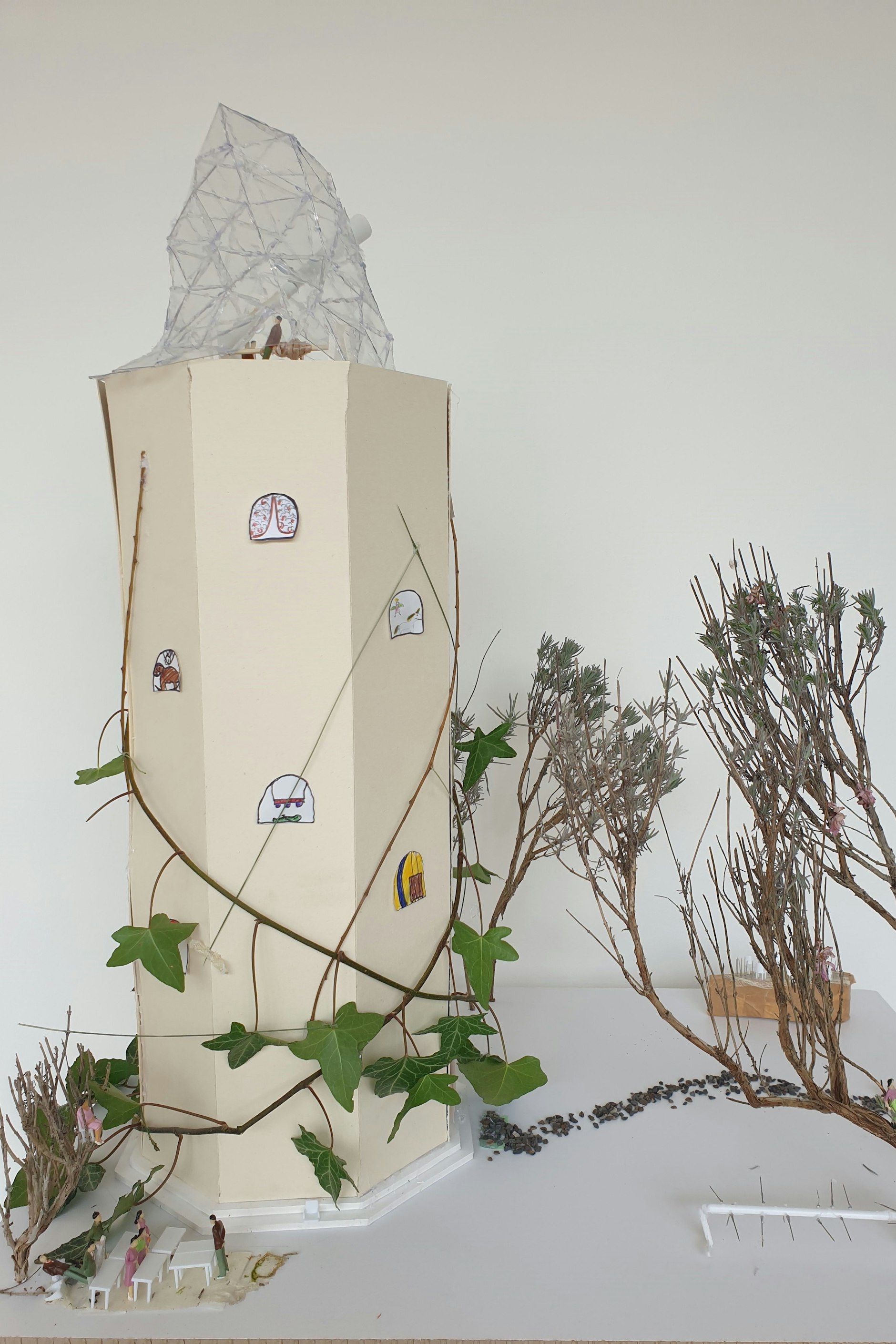 Mit Efeu umrankt: ein „Sternenturm“ als Wohnmodell.