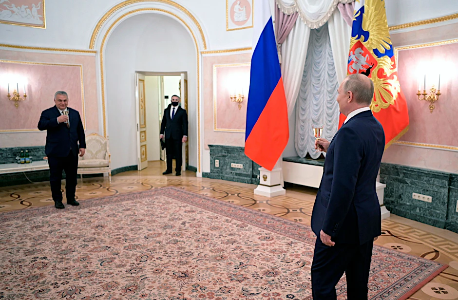 01.02.2022, Russland, Moskau: Wladimir Putin (r), Präsident von Russland, und Viktor Orban, Ministerpräsident von Ungarn, stoßen nach ihrem Gespräch im Kreml an.