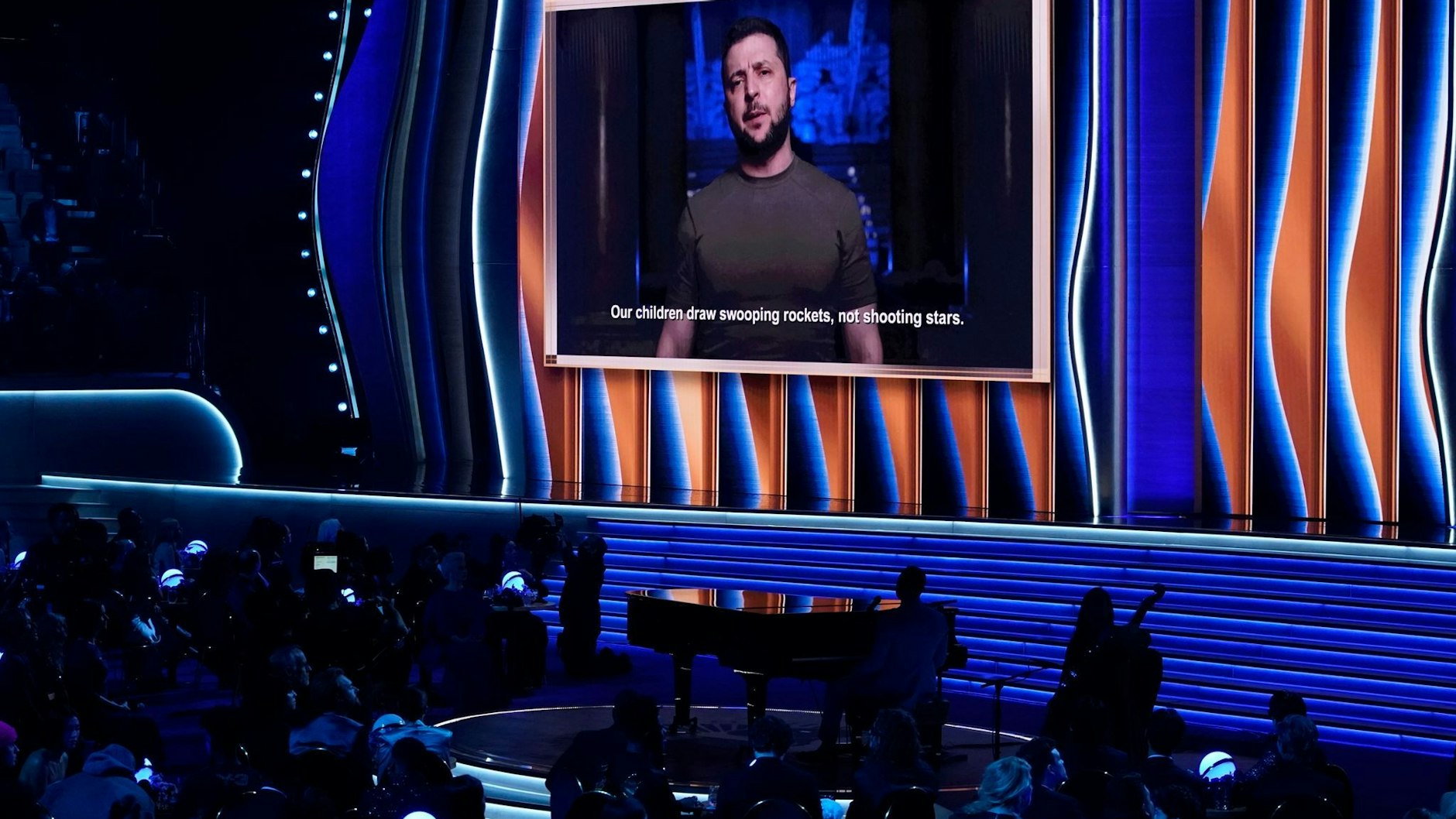 Wolodymyr Selenskyj auf allen Bildschirmen: Hier wirbt er bei der Grammy-Verleihung in Las Vegas um Unterstützung für die Ukraine.