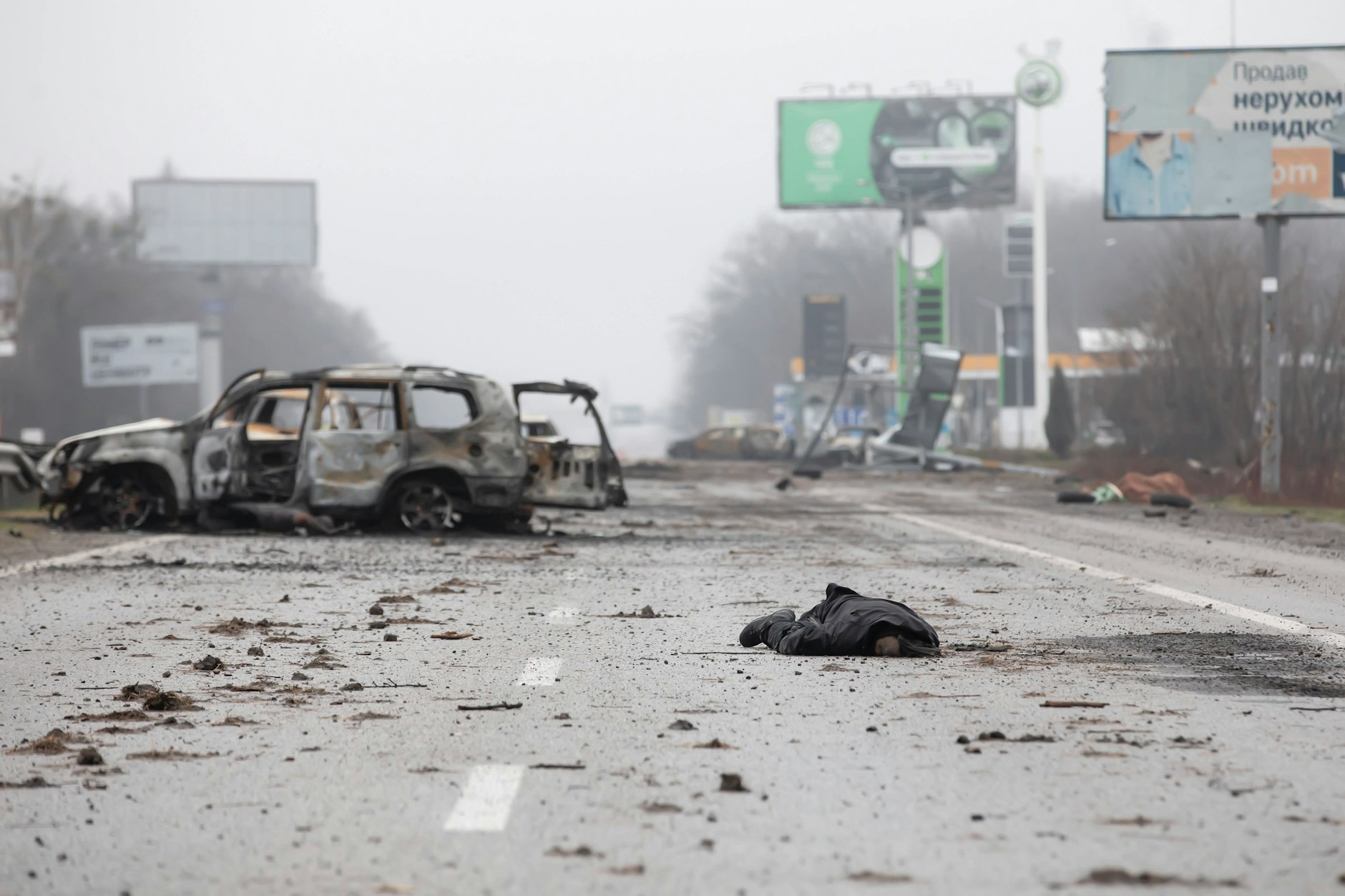 Ein Toter liegt in Butscha auf der Straße. Die Kleinstadt nördlich von Kyjiw ist mit Leichen übersät.