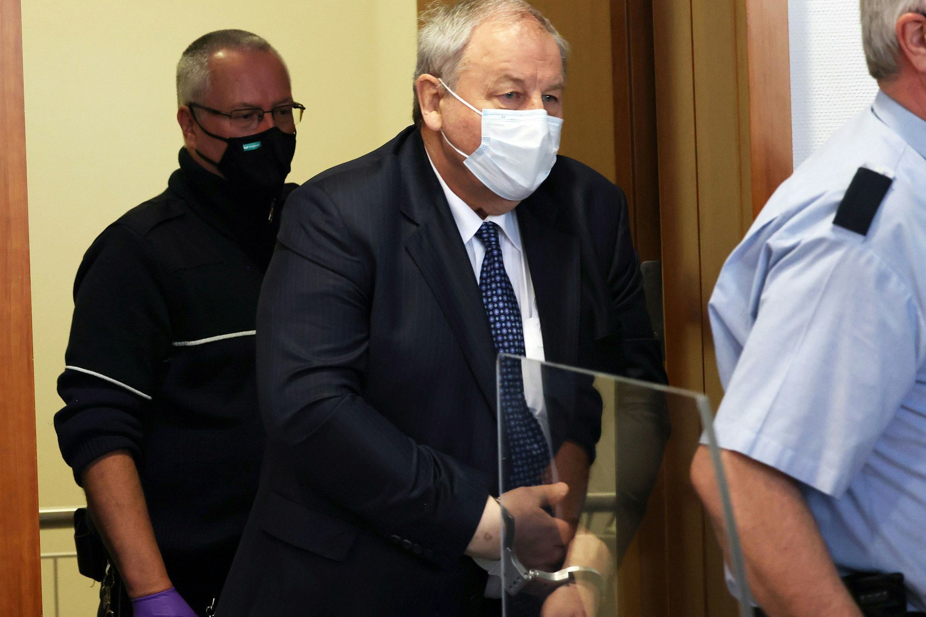 In Handschellen wird Hanno Berger in den Gerichtssaal geführt.