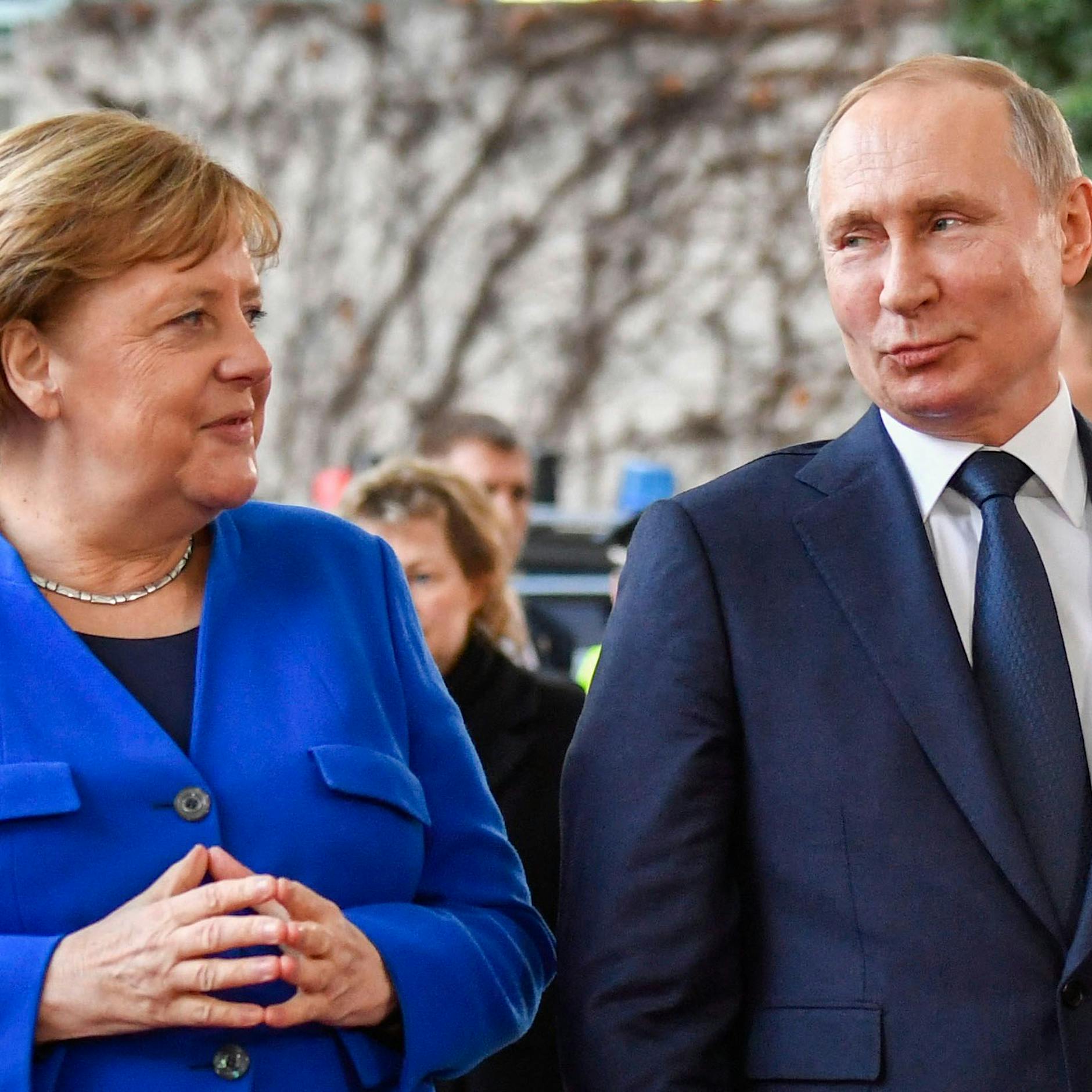 Waren wir jahrelang zu nett zu Putin? Steinmeier gibt Fehler zu, Merkel weist Kritik zurück