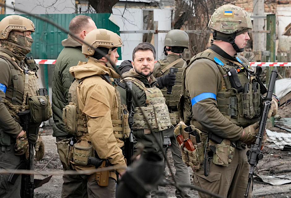 Wolodymyr Selenskyj, Präsident der Ukraine, begutachtet den Schauplatz eines Gefechts in Butscha in der Nähe von Kiew.