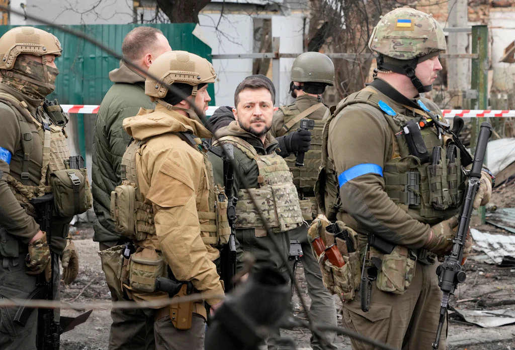 Ukraine: Selenskyj besucht Butscha und spricht von „Völkermord“