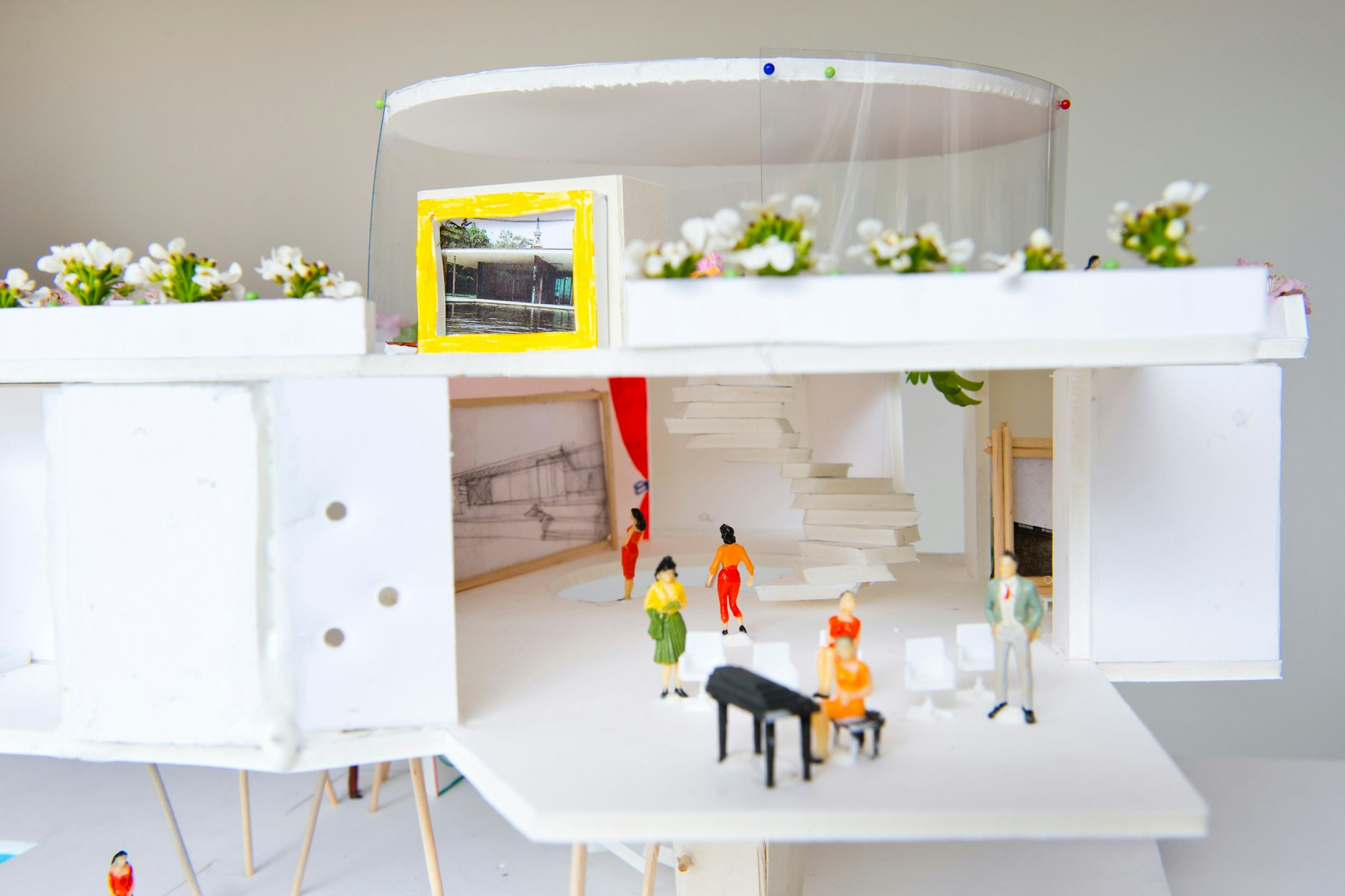 Das Haus auf Stelzen entstand beim MiScha-Workshop im Mies-van-der-Rohe-Haus (Haus Lemke) in Berlin-Hohenschönhausen.