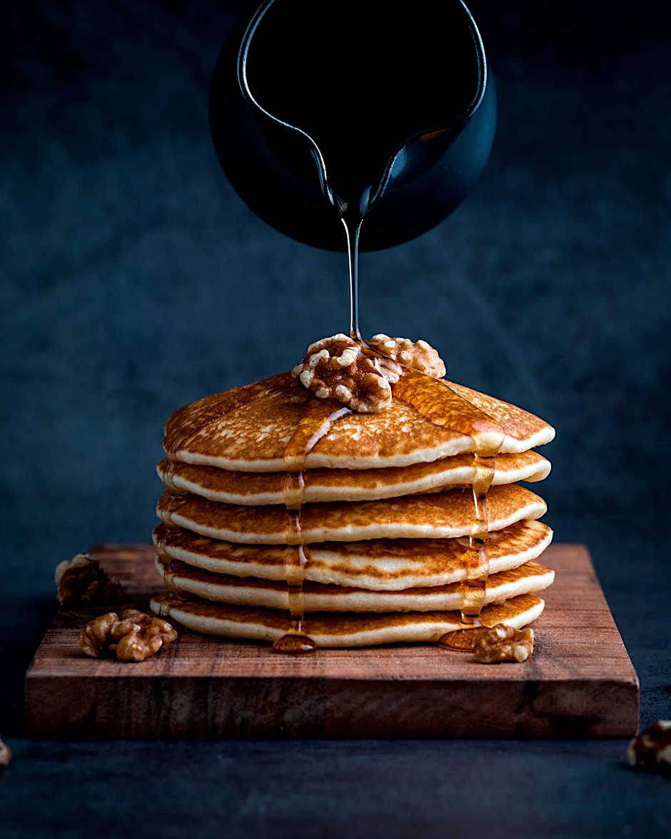 Pancakes werden typischerweise aufgetürmt und mit Ahornsirup serviert.&nbsp;