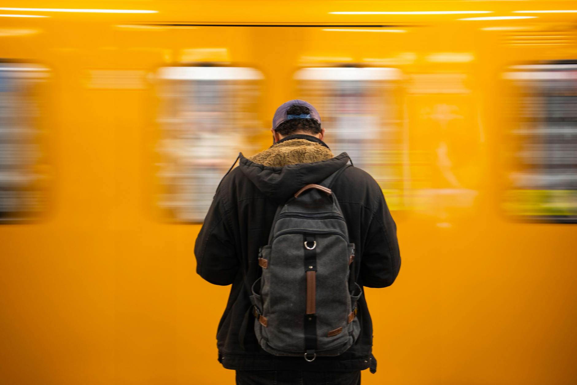 Einsteigen, bitte! Ein U-Bahn-Fahrgast in Berln.