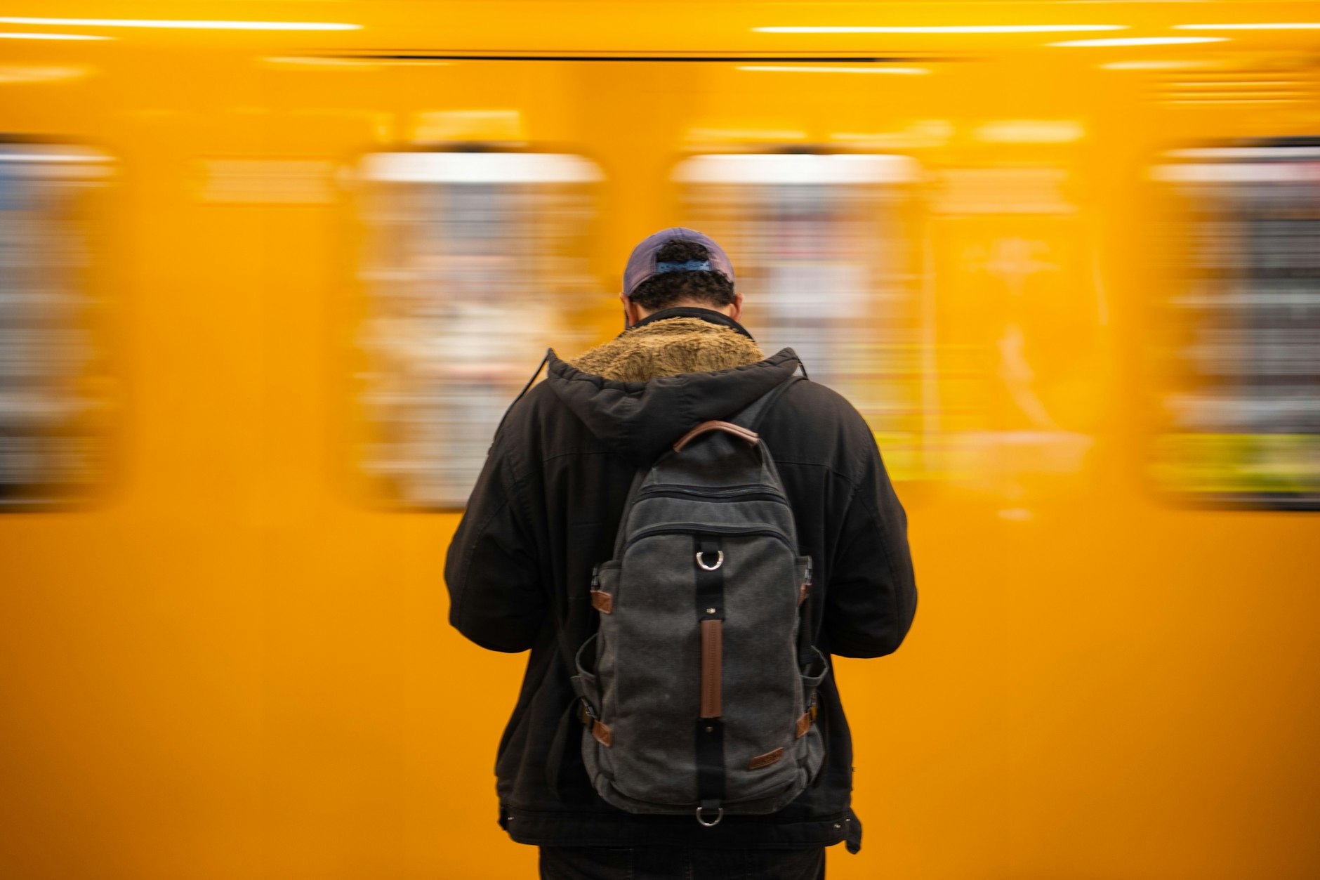 Einsteigen, bitte! Ein U-Bahn-Fahrgast in Berln.