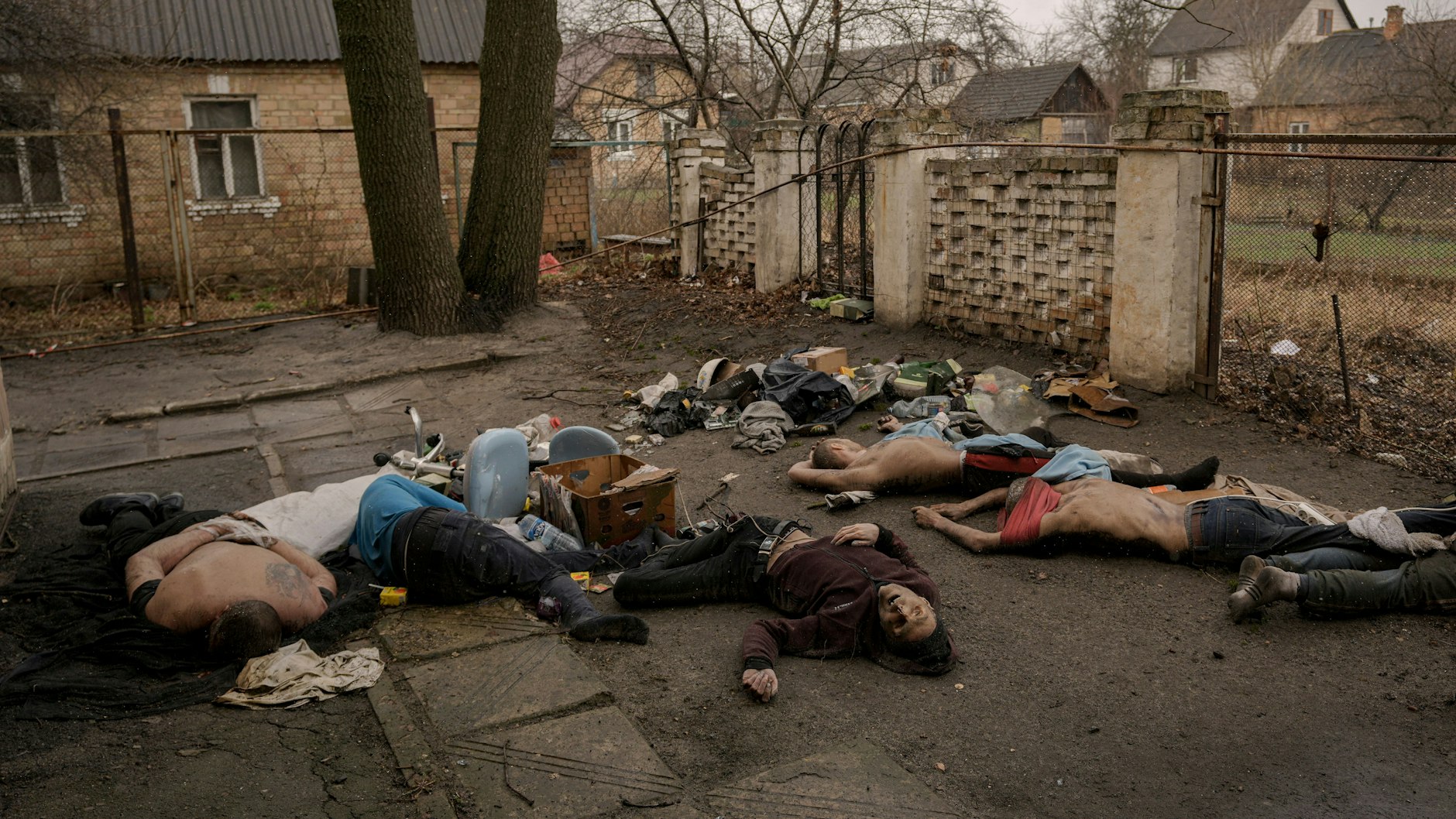 Leichen auf dem Hof eines Hauses in Butscha.
