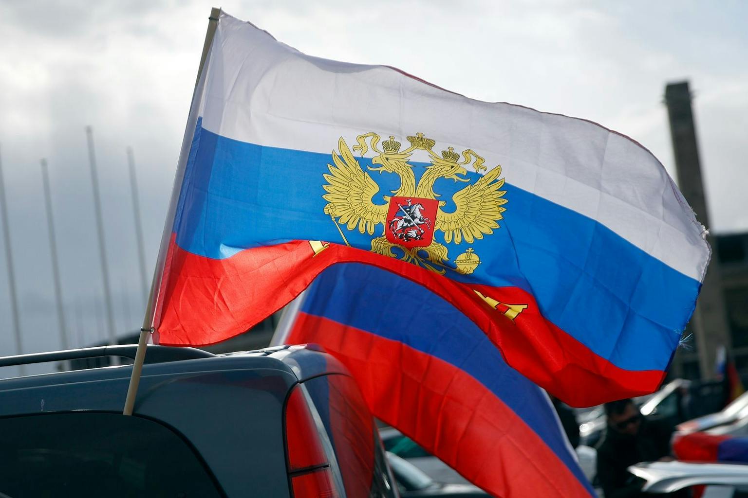 Russlandfahnen beim Autokorso in Berlin am Sonntagnachmittag