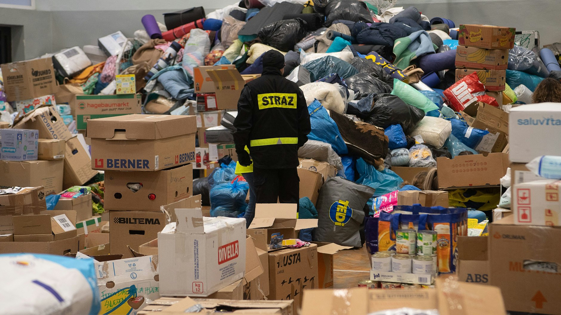 Symbolfoto: In einer Schule im polnischen Medyka werden Spenden gesammelt und sortiert, danach in die Ukraine gebracht.