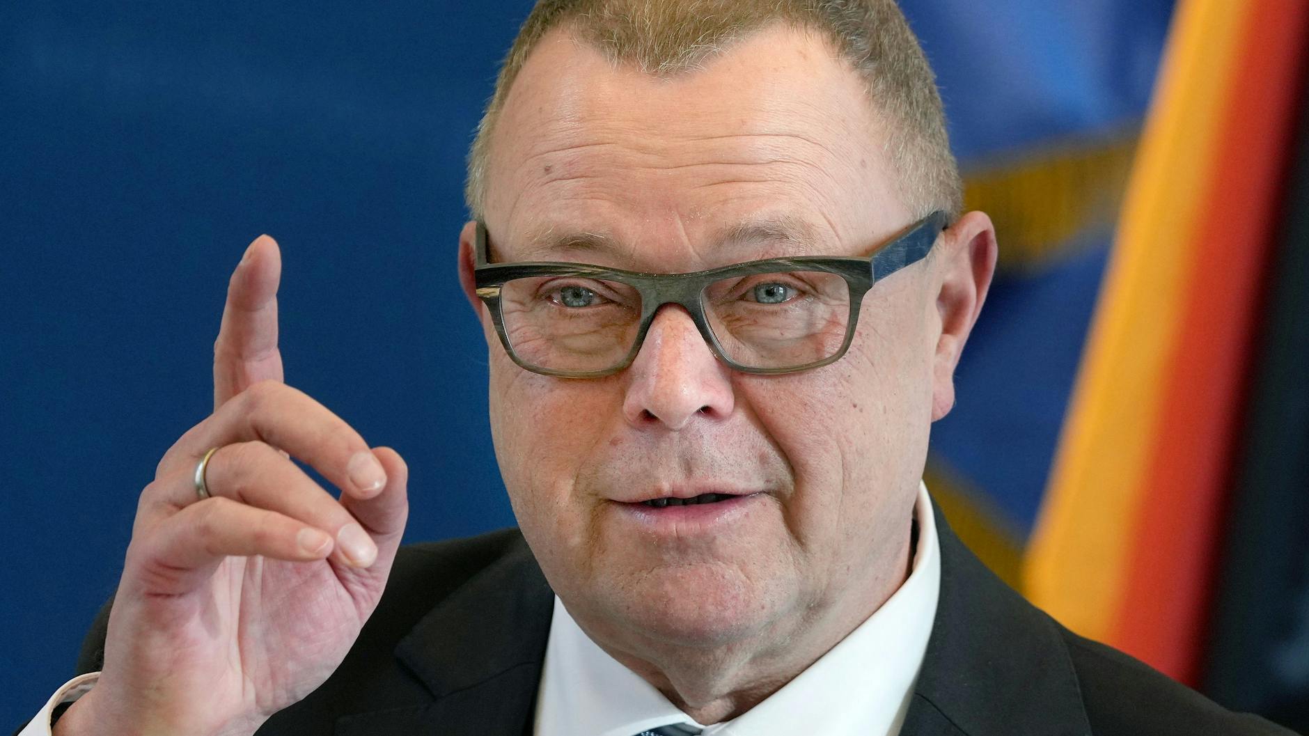 Potsdam: Michael Stübgen (CDU) während einer Pressekonferenz. Der Brandenburger Innenminister sowie Verfassungsschutzchef Müller stellten die Ergebnisse der Studie „Präventive Strategien zum Schutz von kommunalen Amts- und Mandatspersonen vor Einschüchterung, Hetze und Gewalt“ vor.