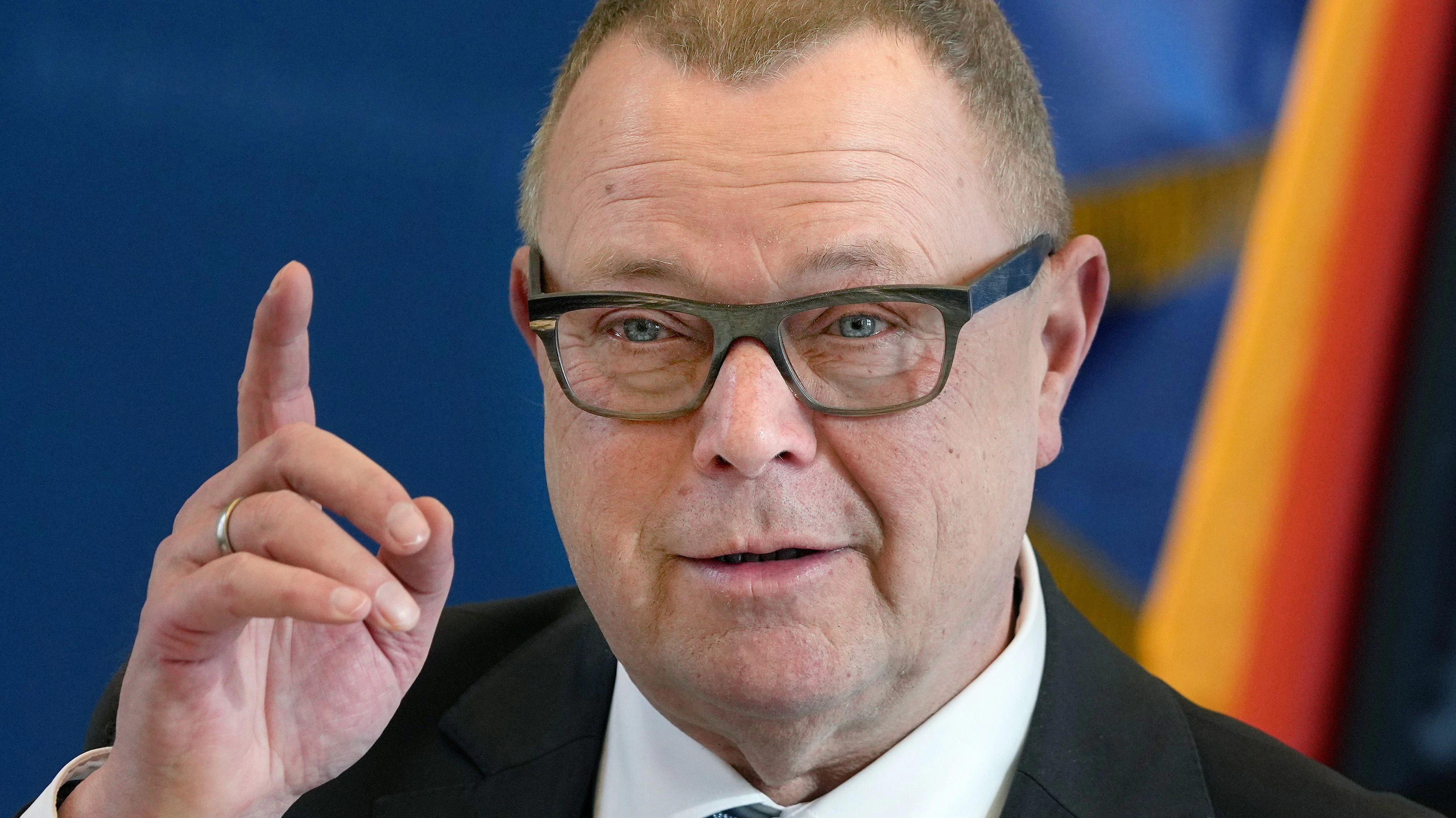 Potsdam: Michael Stübgen (CDU) während einer Pressekonferenz. Der Brandenburger Innenminister sowie Verfassungsschutzchef Müller stellten die Ergebnisse der Studie „Präventive Strategien zum Schutz von kommunalen Amts- und Mandatspersonen vor Einschüchterung, Hetze und Gewalt“ vor.