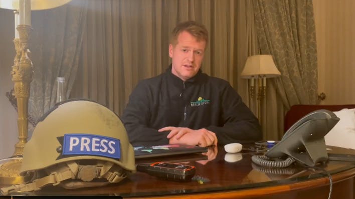 Hier spricht der Kriegsreporter Enno Lenze vor Ort in der Ukraine.