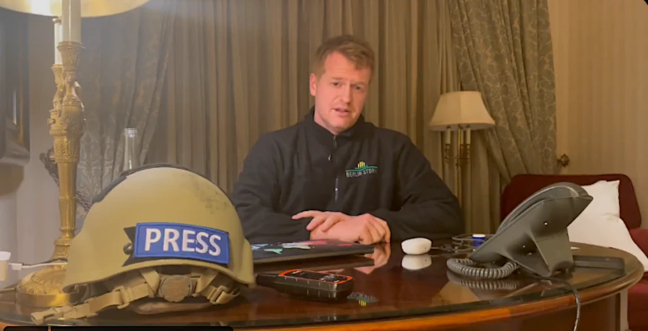 Hier spricht der Kriegsreporter Enno Lenze vor Ort in der Ukraine.