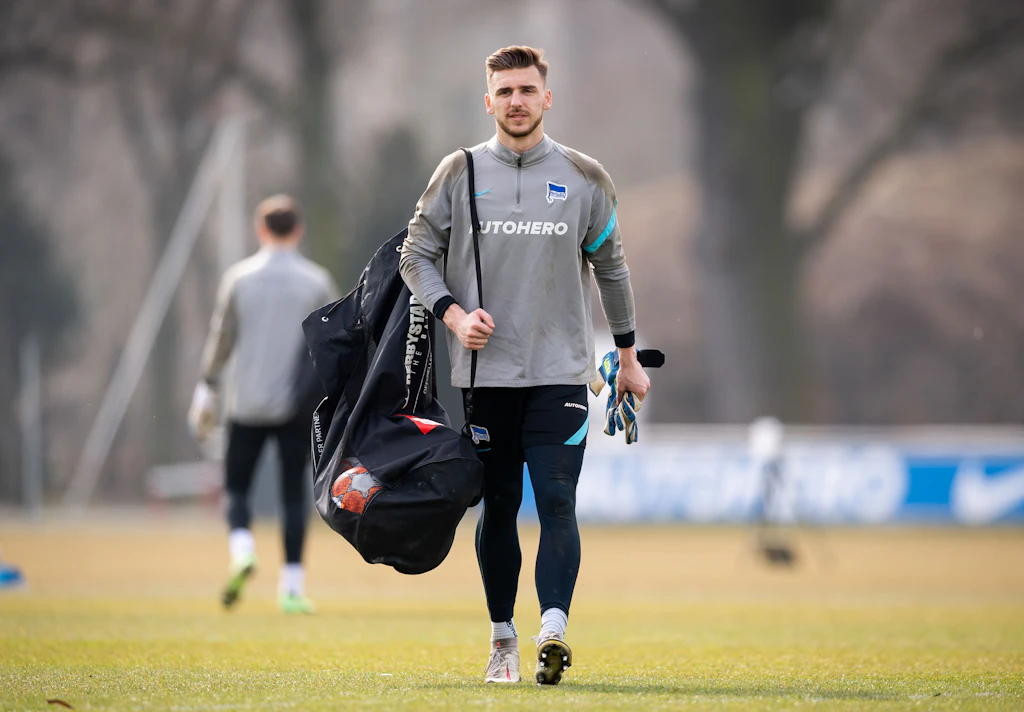 Fluch der frühen Unterschrift: Das Dilemma von Hertha-Torwart Marcel Lotka