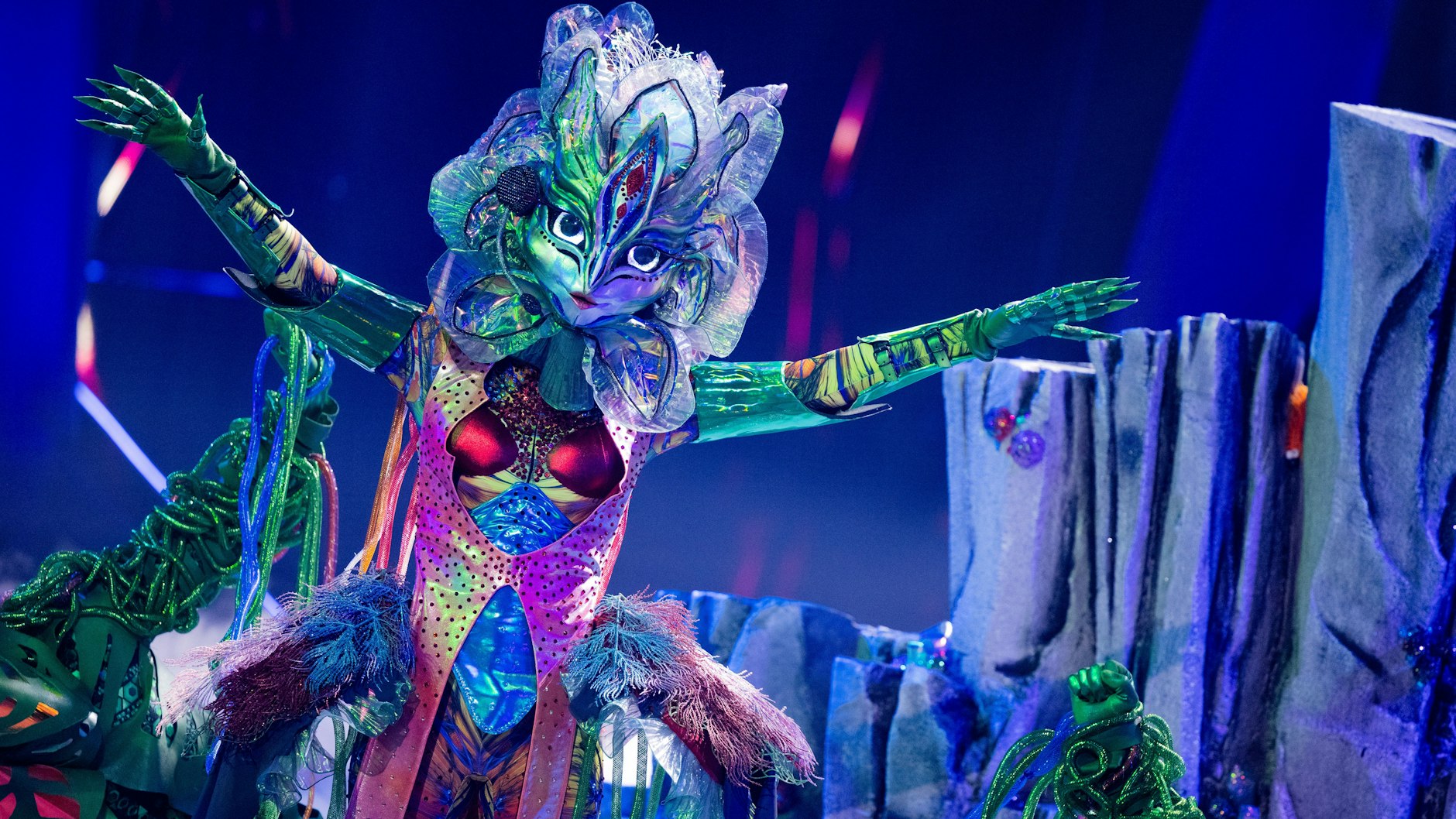 Galax'sis auf der Bühne von „The Masked Singer“. Ihre Tänzer führen sie an den grünen Ranken über die Bühne.