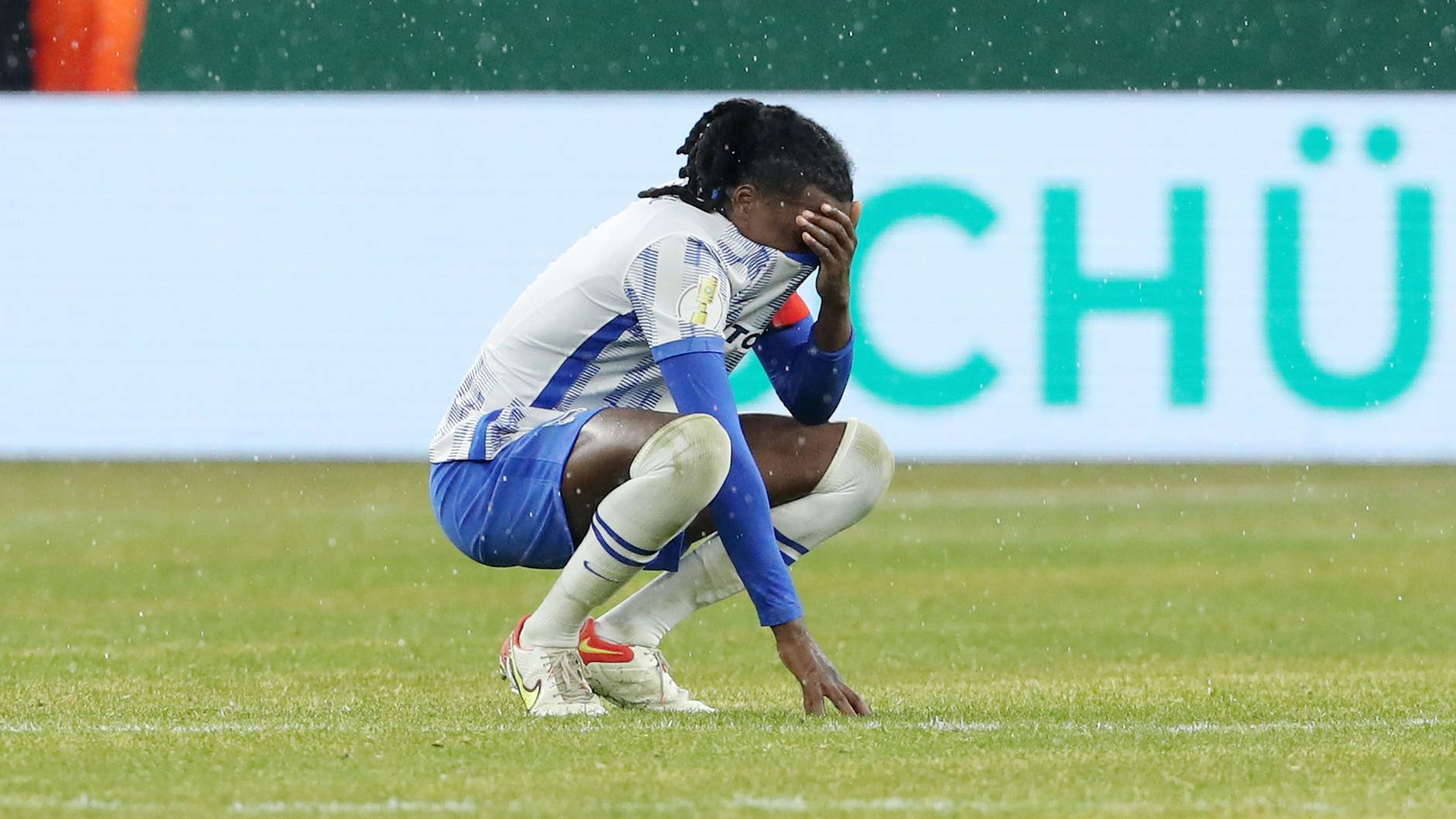 Hertha-Kapitän Dedryck Boyata litt nach der Pokal-Pleite im Derby gegen den 1. FC Union.