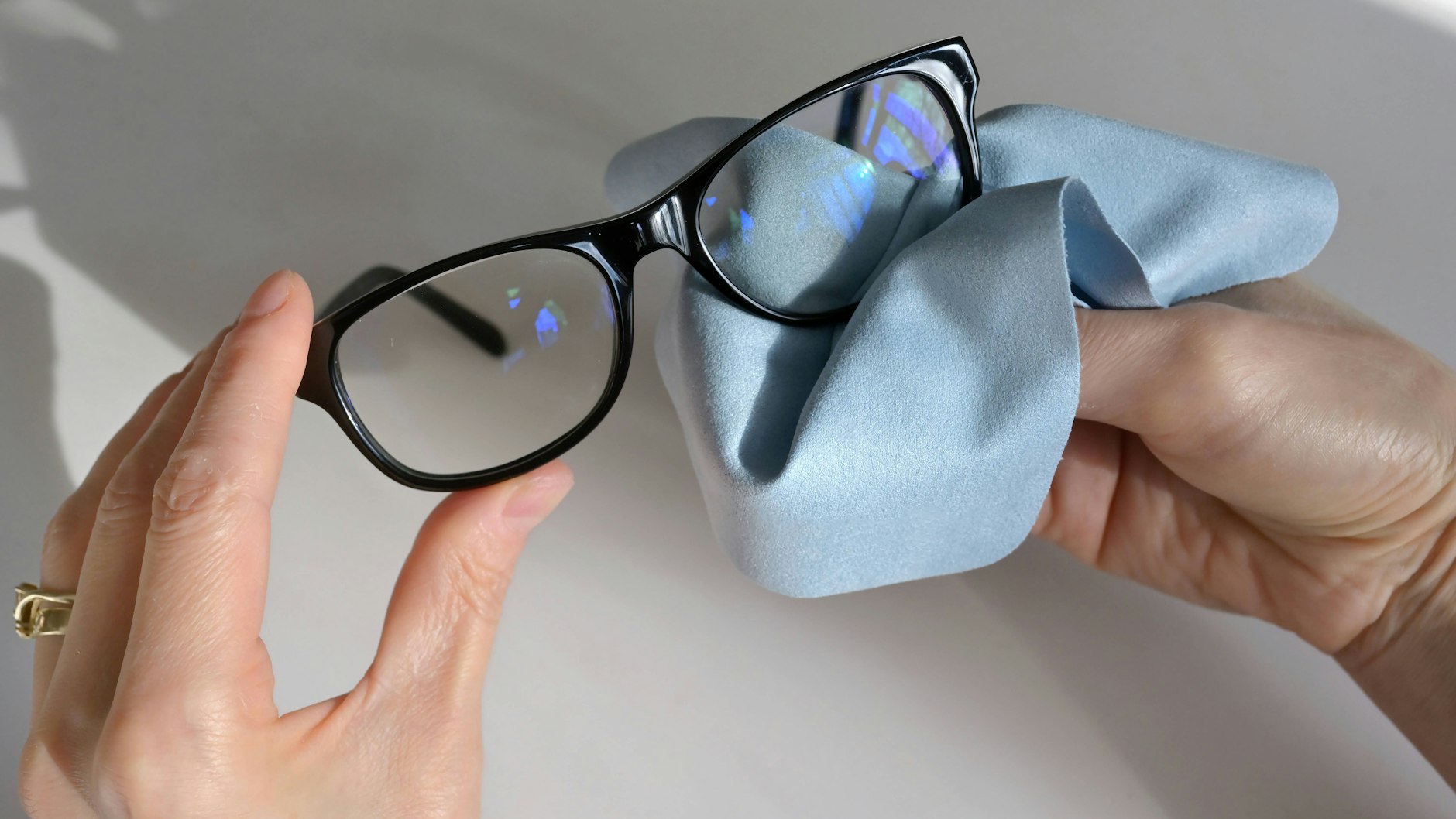 Brillenputztücher können Sie per Hand und in der Maschine waschen. 