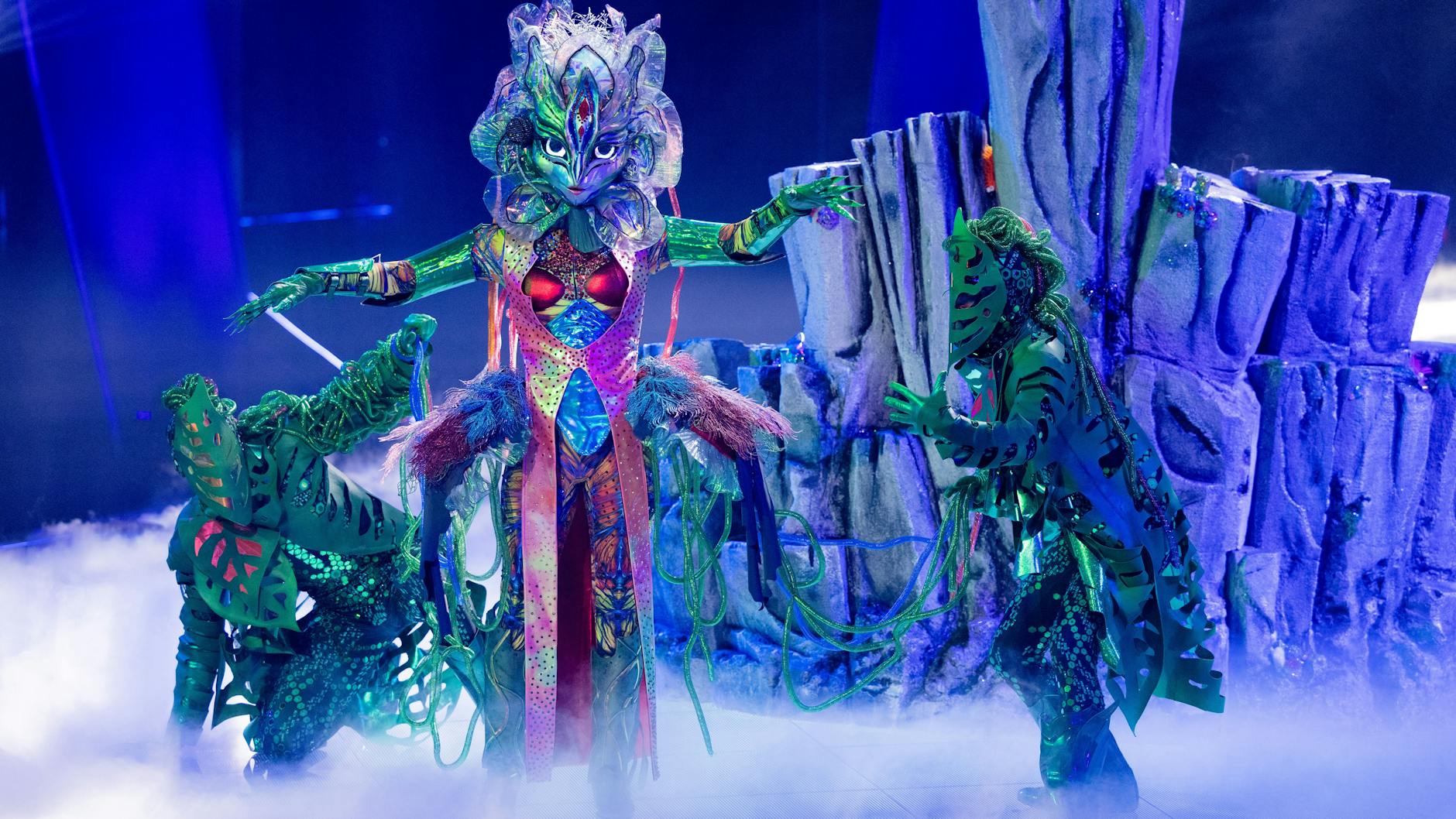 Ob die Fans mit ihrer Vermutung zu Alien-Pflanze Galax'sis richtig liegen? Sie vermuten, dass Sängerin Joana Zimmer im Kostüm steckt.