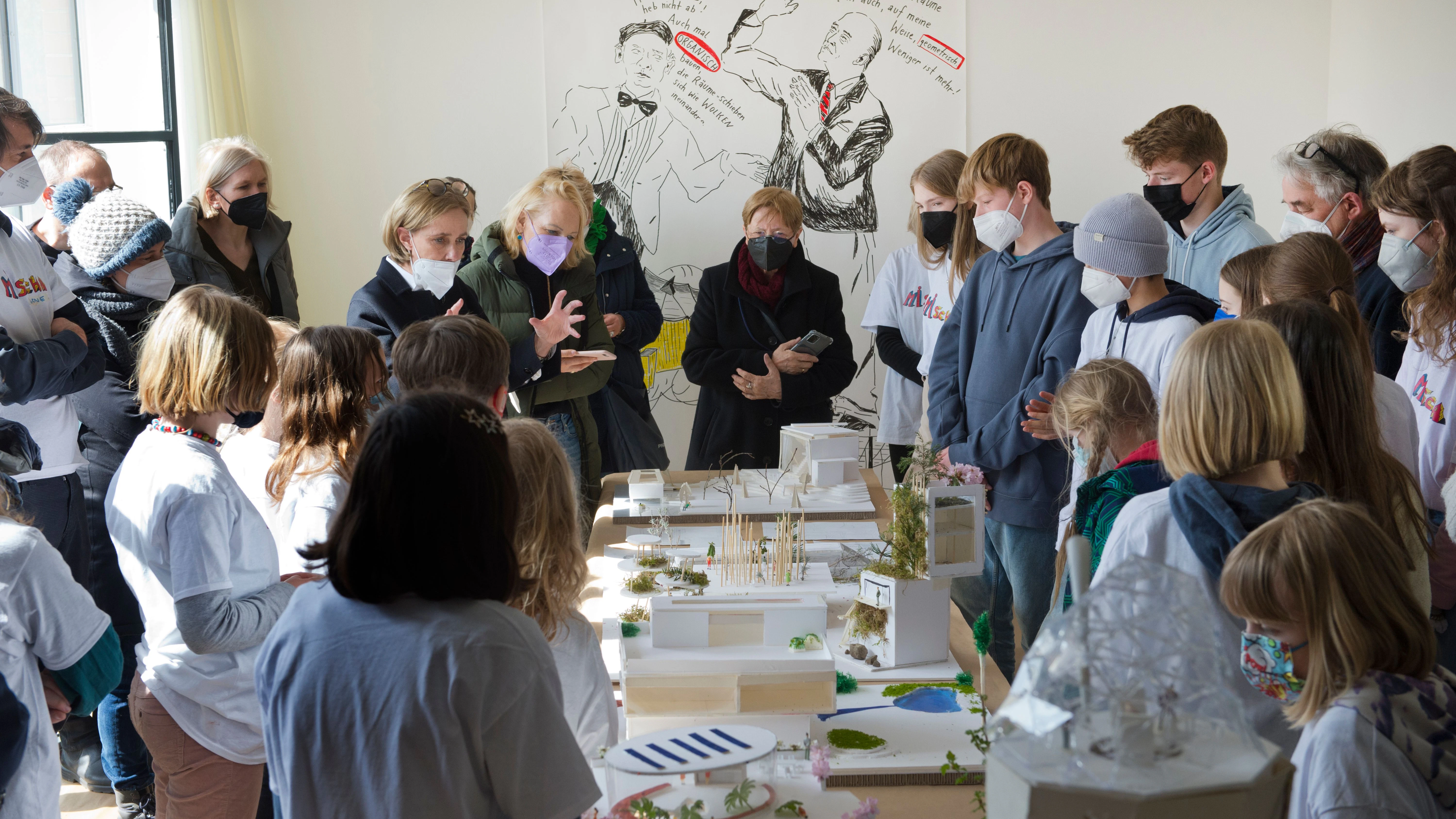Jetzt dürfen die Großen bestaunen, was die Kleinen gebaut haben: Workshop-Finale im Mies-van-der-Rohe-Haus Hohenschönhausen am vergangenen Sonntag.