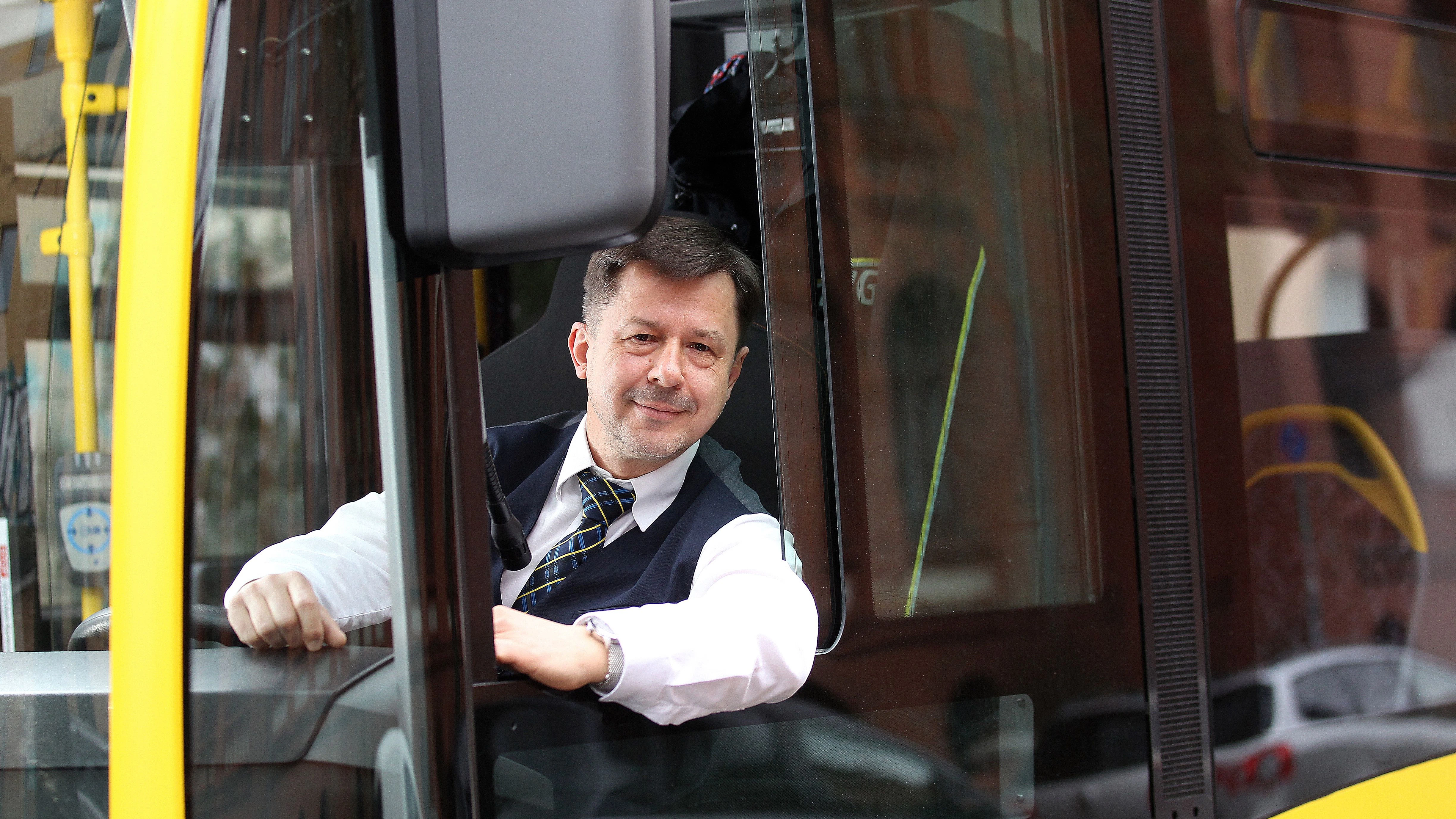 „Die BVG ist ein guter Arbeitgeber, und Busfahrer ist ein schöner Beruf“: Erik Kormann am Steuer.