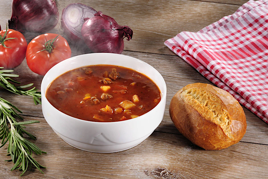 Ungarische Gulaschsuppe mit Kartoffeln und Paprika ist ein echter Klassiker. Dazu eine Schrippe... und der Abend ist gerettet!