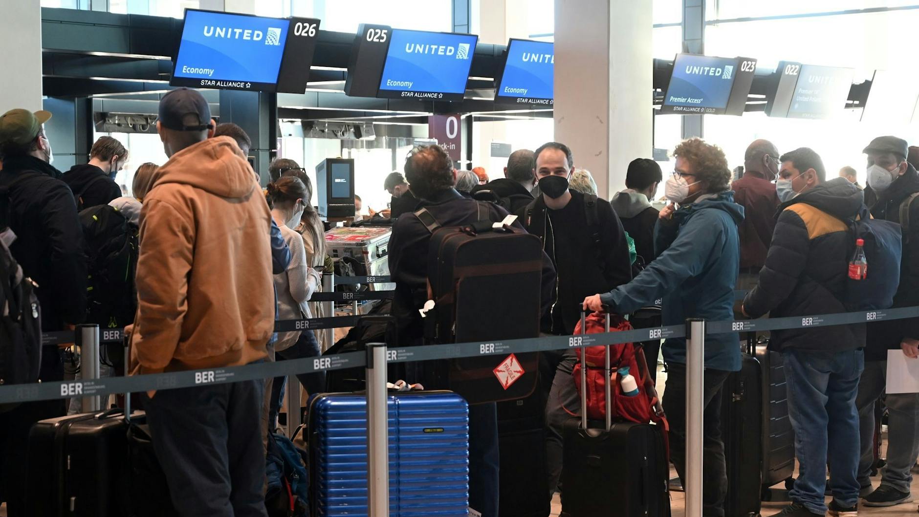 Fluggäste müssen sich zu Ferienbeginn auf längere Wartezeiten am BER einstellen.