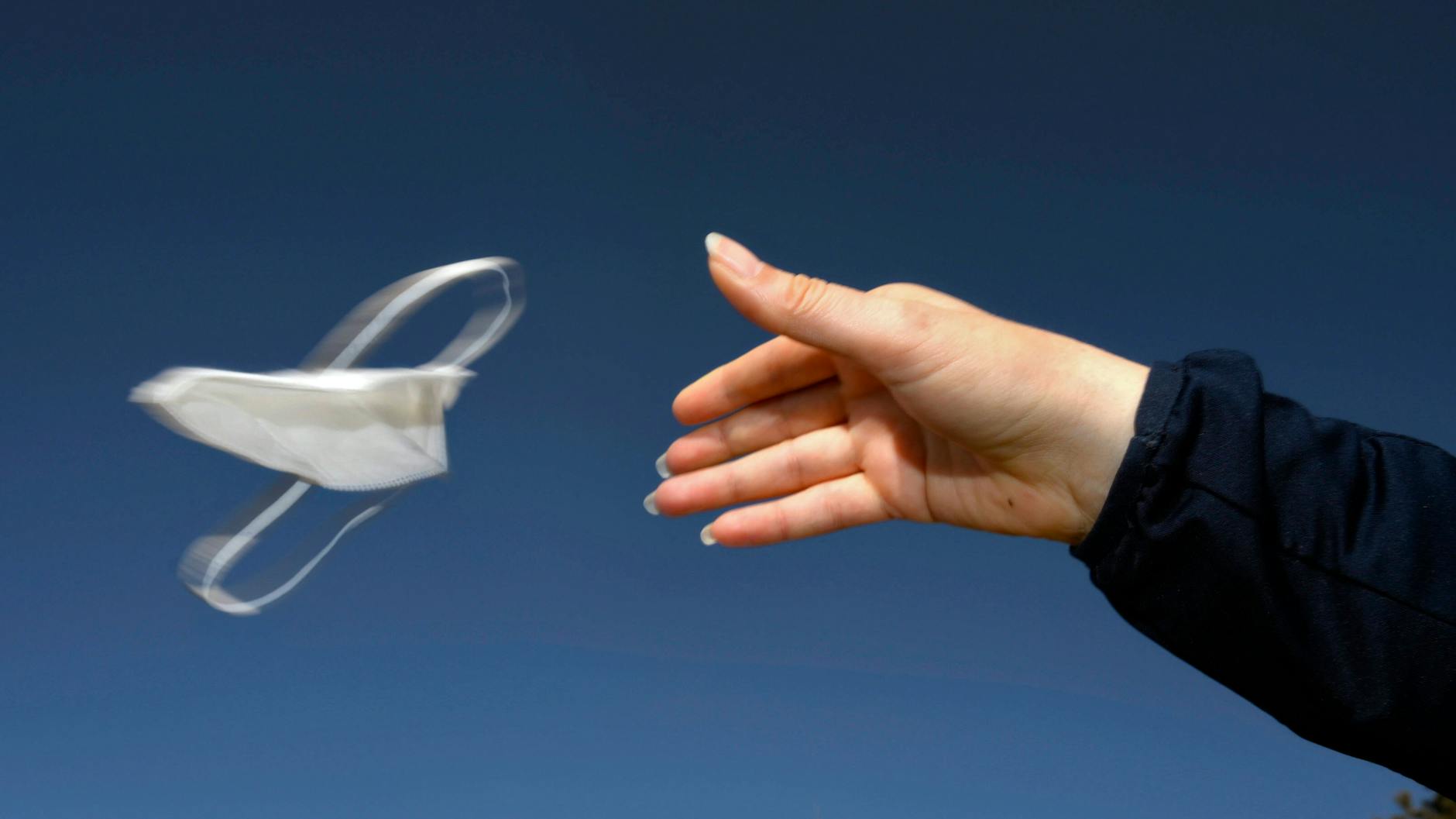 Die FFP2-Maske wegwerfen - so viele wollen das gar nicht.