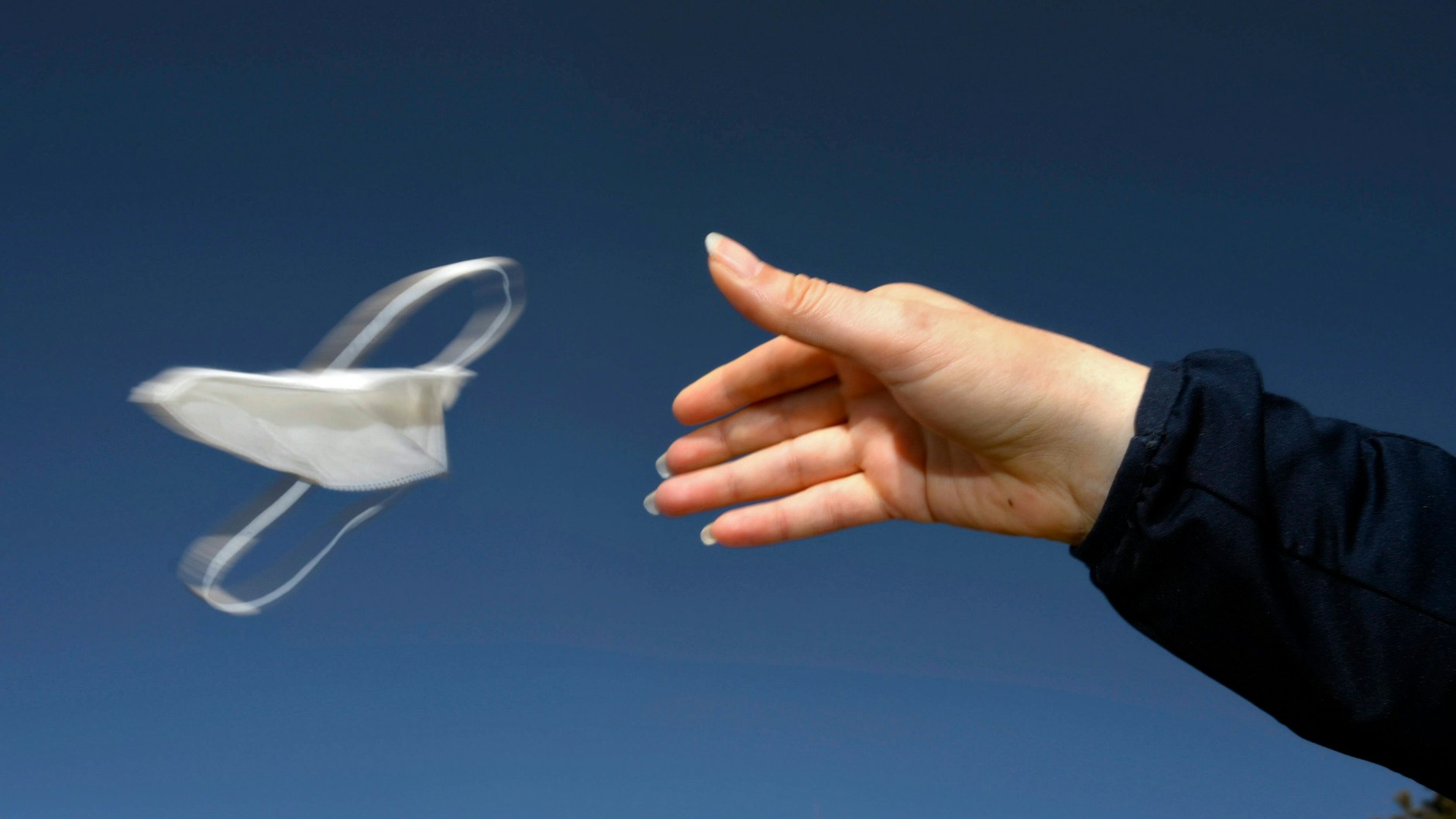 Die FFP2-Maske wegwerfen - so viele wollen das gar nicht. 