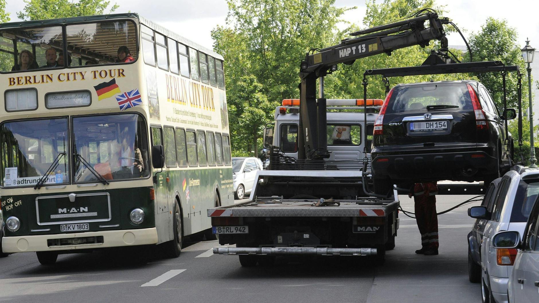 Das wird teuer: Ein falsch geparktes Auto wird abgeschleppt.