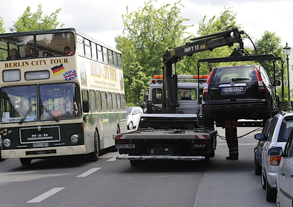 Das wird teuer: Ein falsch geparktes Auto wird abgeschleppt.