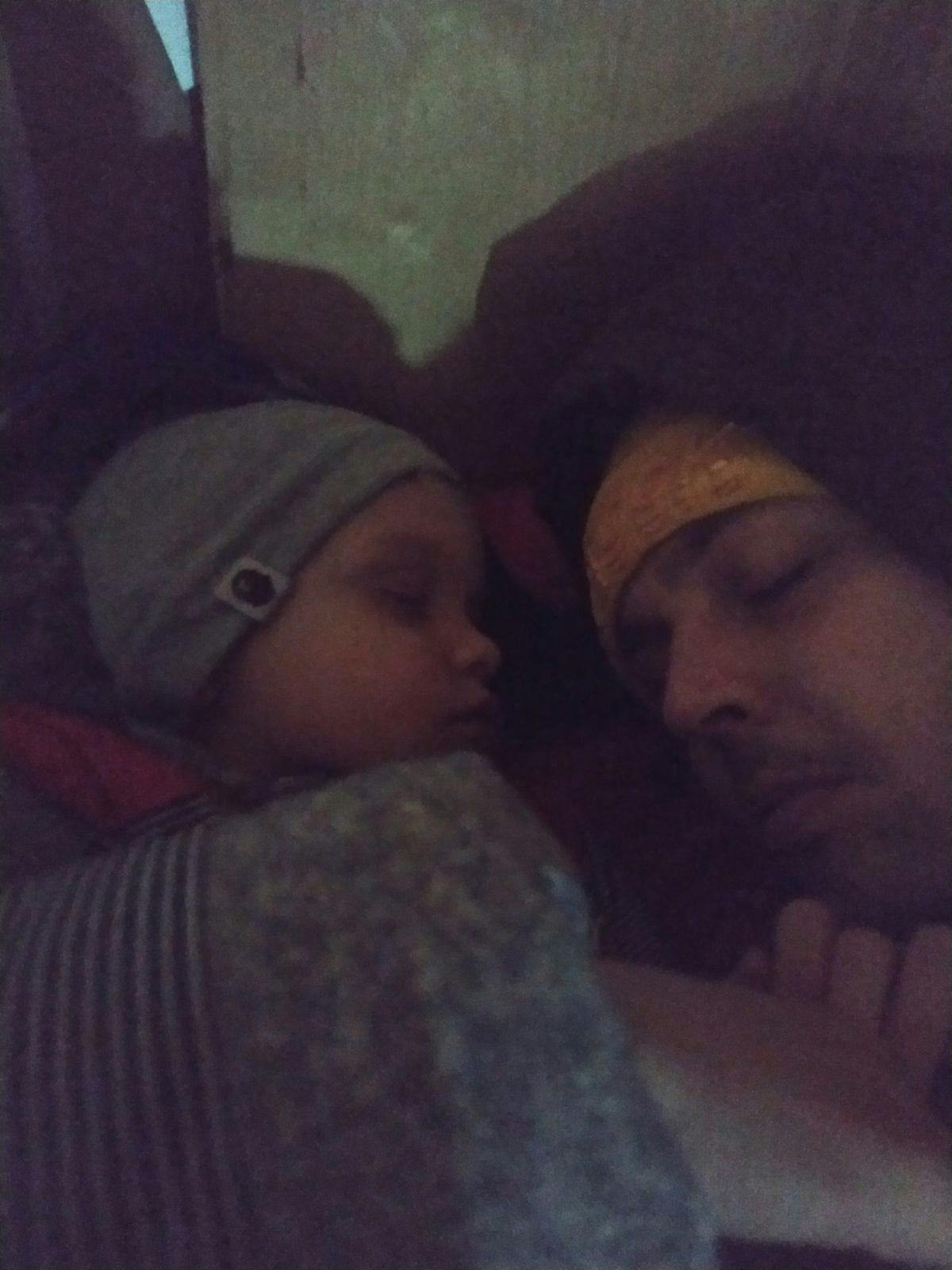 Ruslan Bondarenko mit seinem vierjährigen Sohn Matvei im Keller ihres Hauses in Butscha.