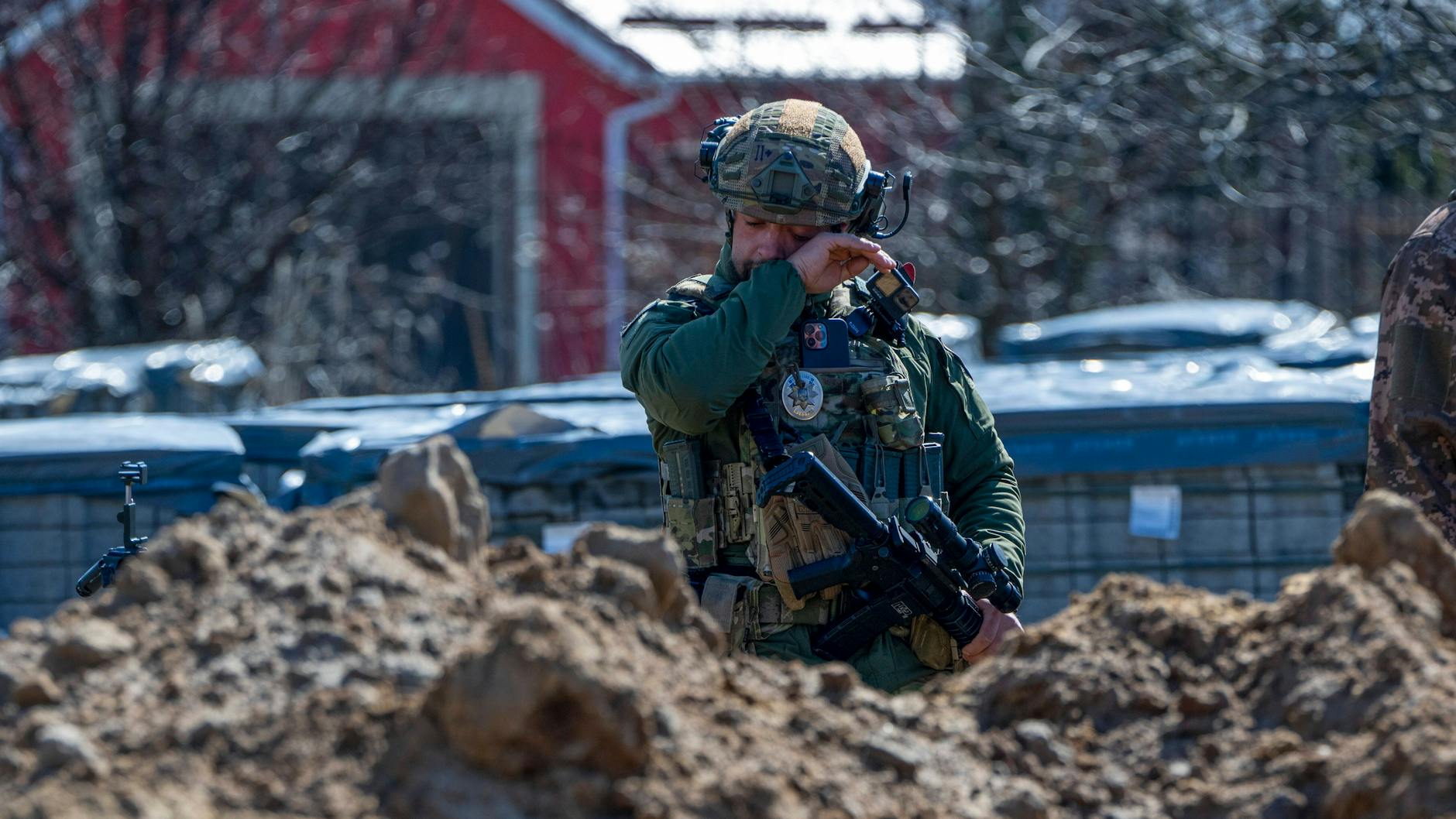 Er hat gesehen, was viele nicht sehen wollen: ein ukrainischer Polizist in Butscha.