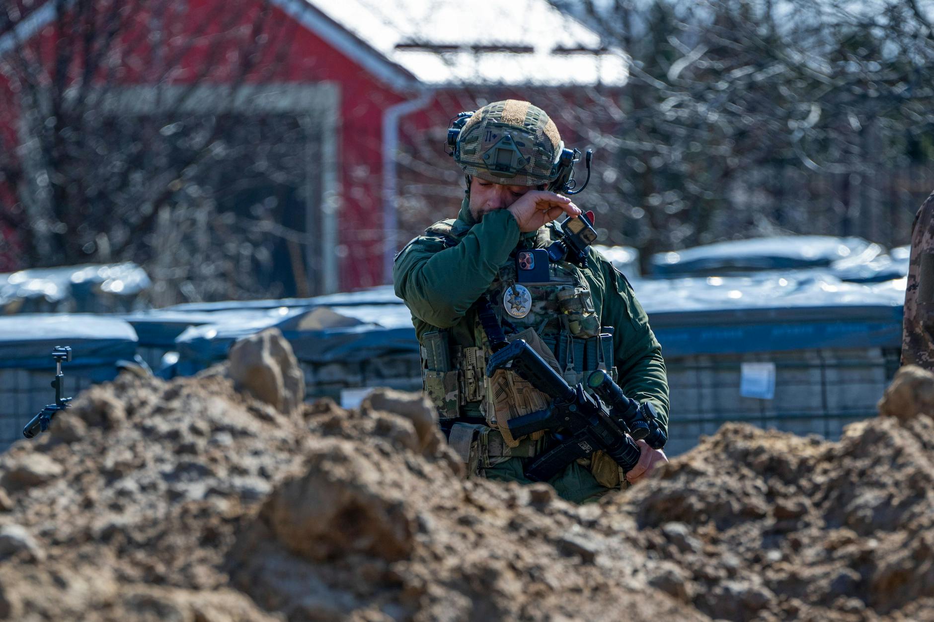 Er hat gesehen, was viele nicht sehen wollen: Ein ukrainischer Polizist in Butscha.