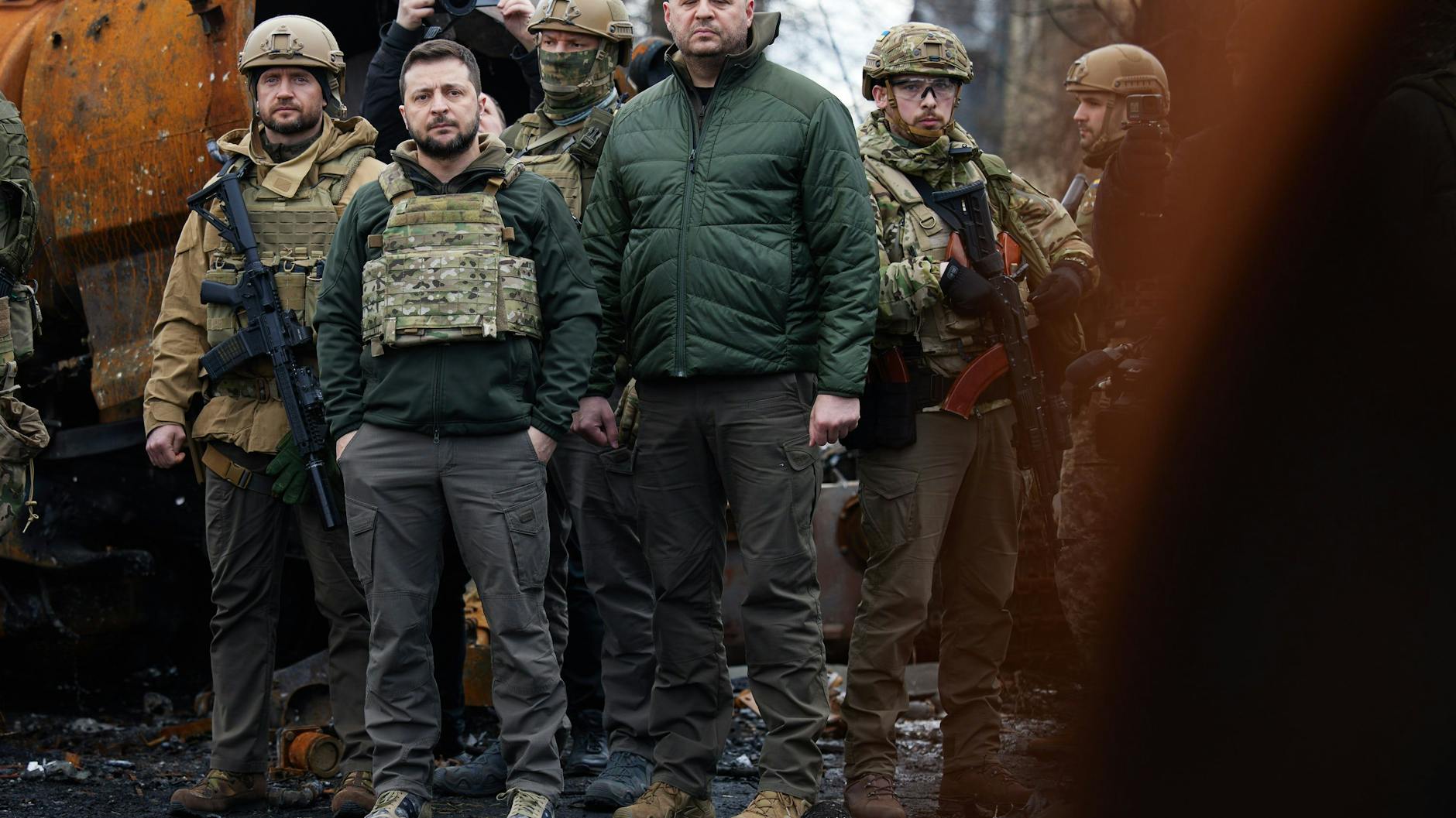 Der ukrainische Präsident Wolodymyr Selenskyj zu Besuch in Butscha am Montag.