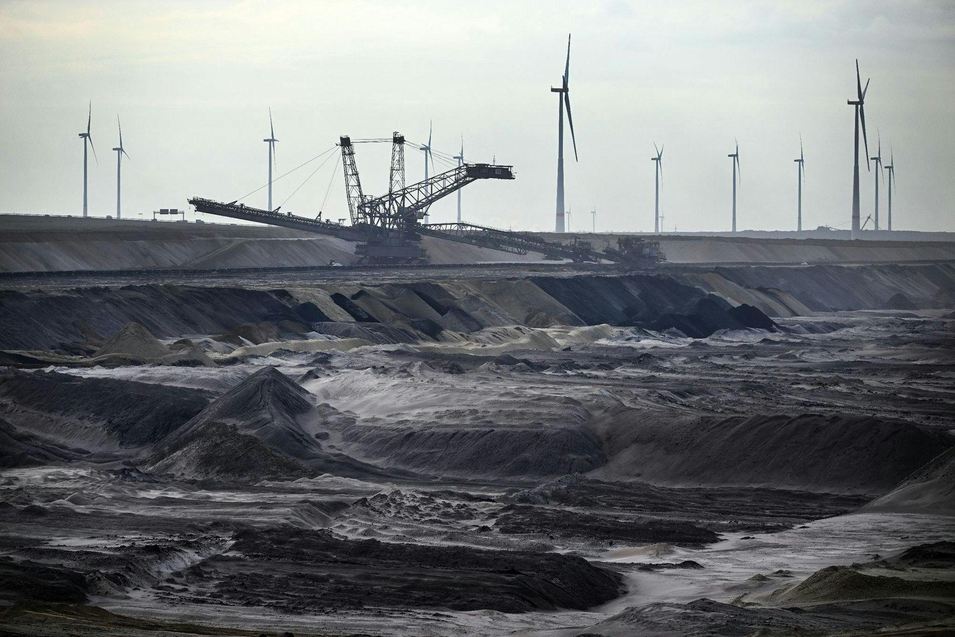 Die Zeit der Braunkohle neigt sich dem Ende zu, Windräder sind für die Stromerzeugung zuständig.