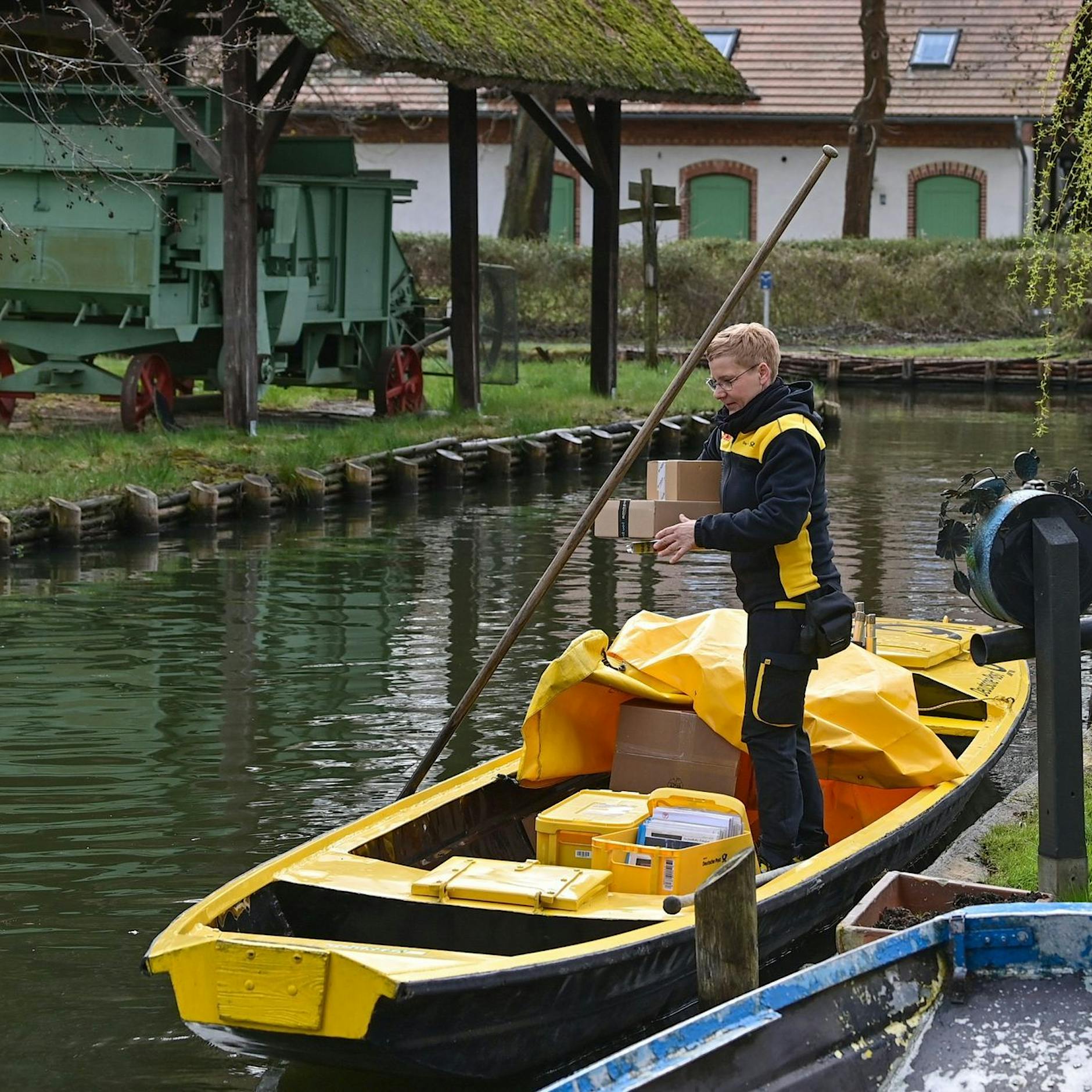 Im Spreewald wird die Post wieder mit dem Kahn ausgetragen